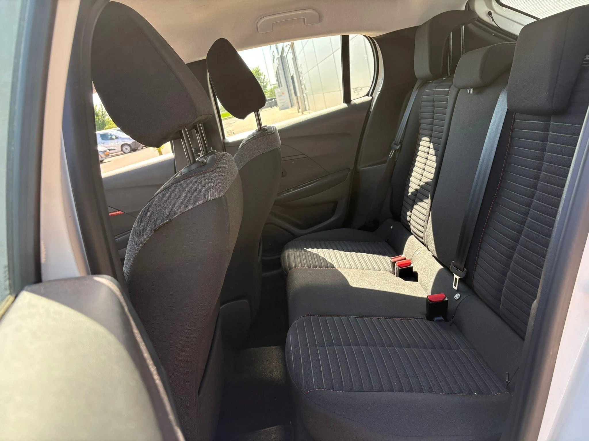 Peugeot-208-image-18