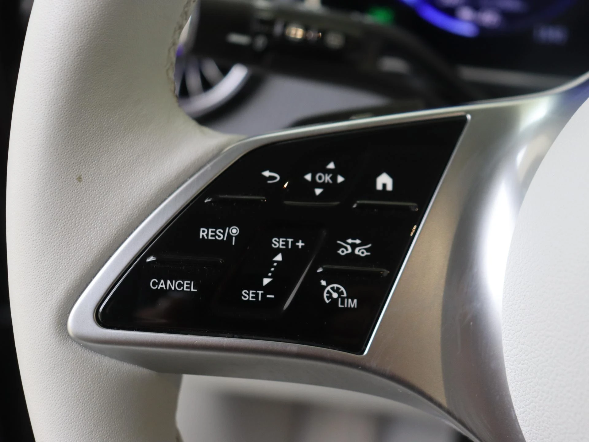 Mercedes-Benz-EQE-image-11