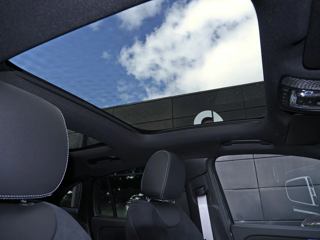 Mercedes-Benz-GLA 200 d-image-14