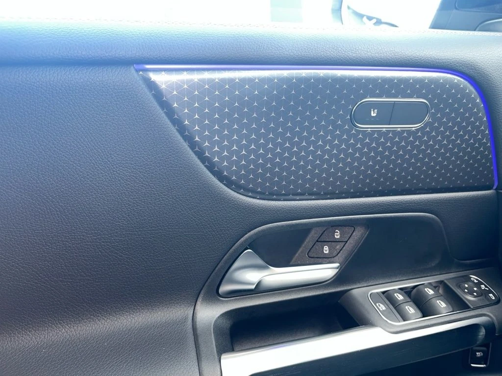 Mercedes-Benz-GLB 200-image-8