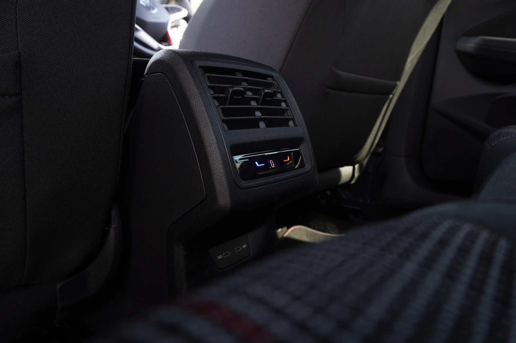 Volkswagen-Golf-image-12