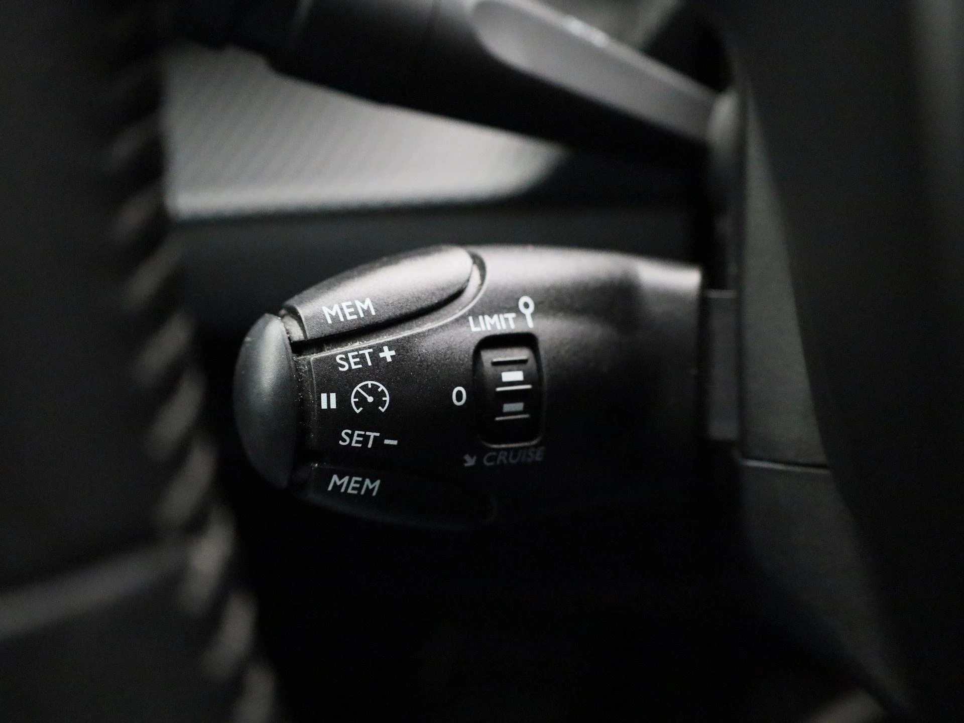 Peugeot-e-208-image-25