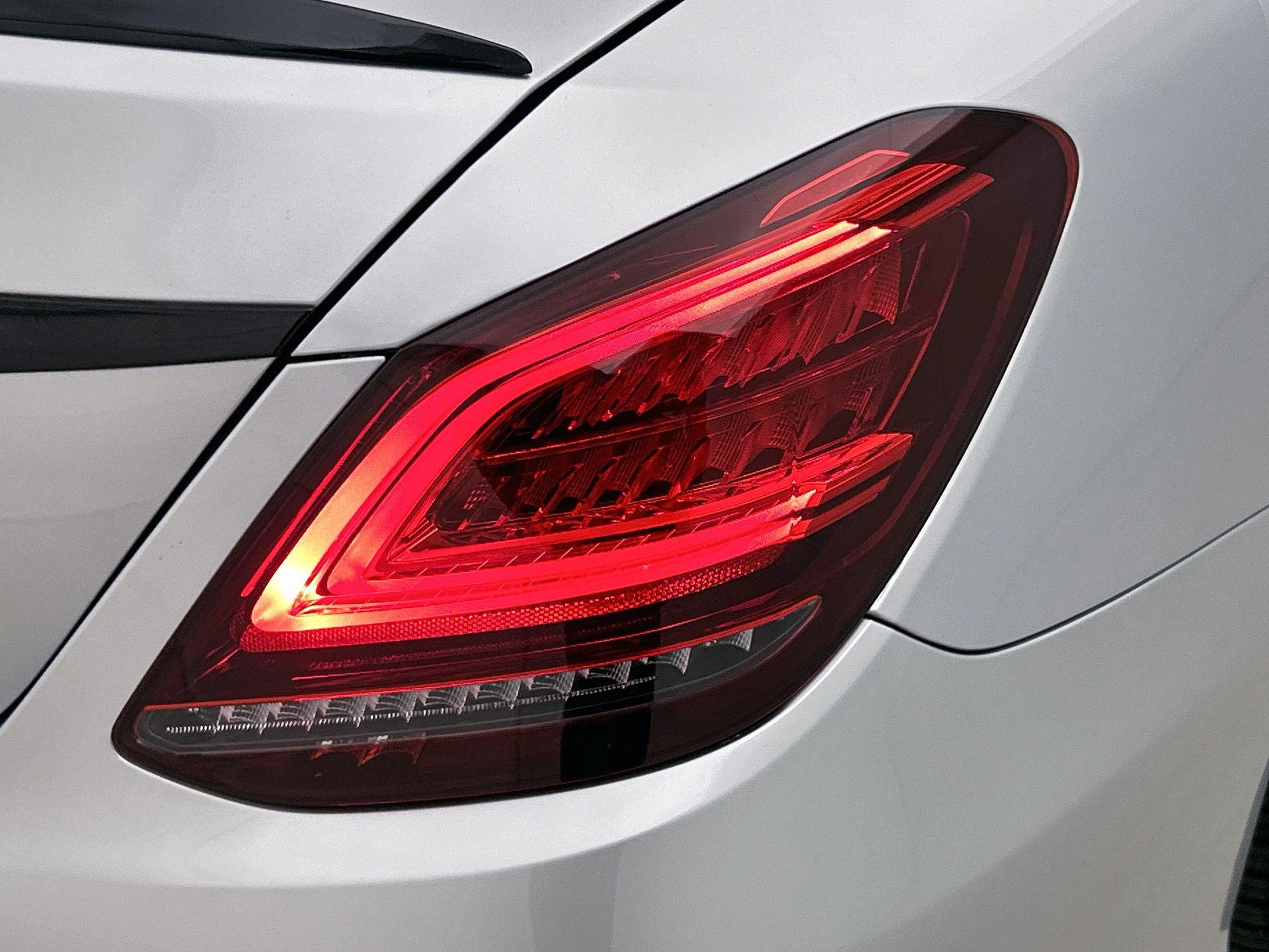 Mercedes-Benz-C-Klasse-image-13