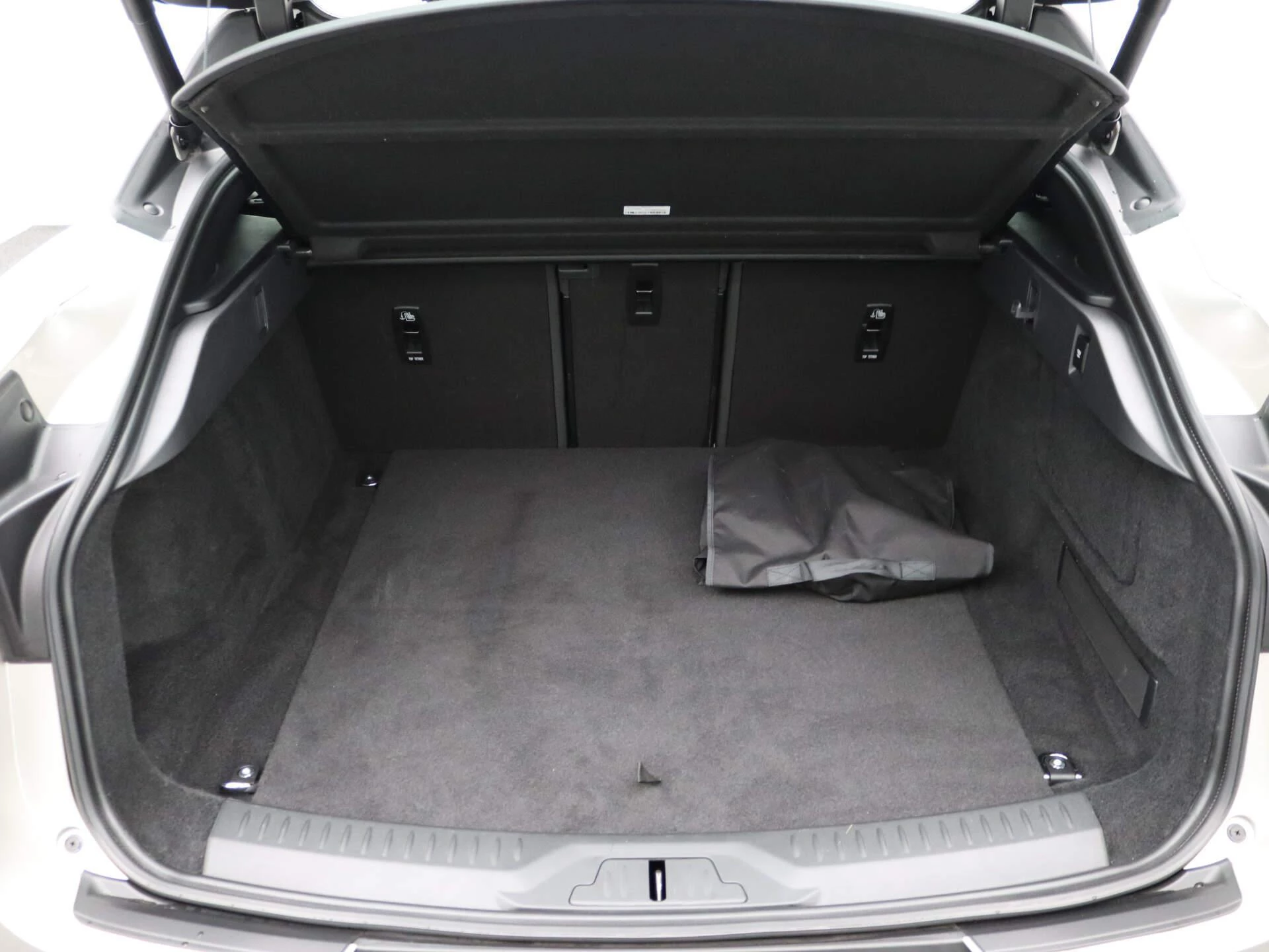 Jaguar-I-PACE-image-33