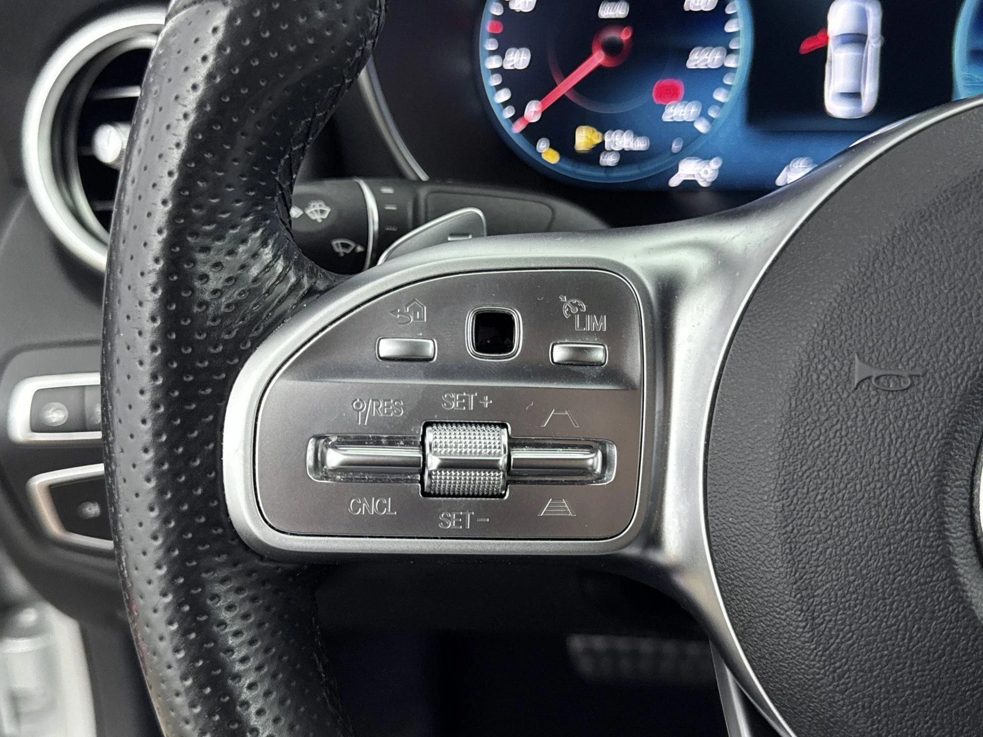 Mercedes-Benz-C-Klasse-image-5