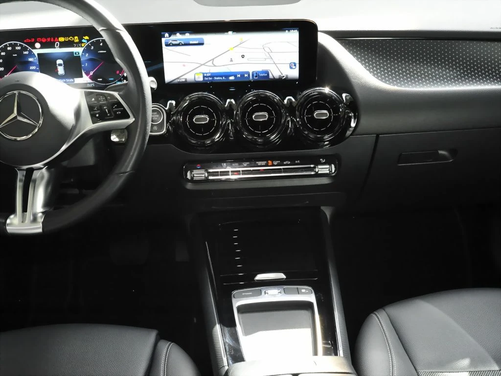 Mercedes-Benz-GLA 200-image-10