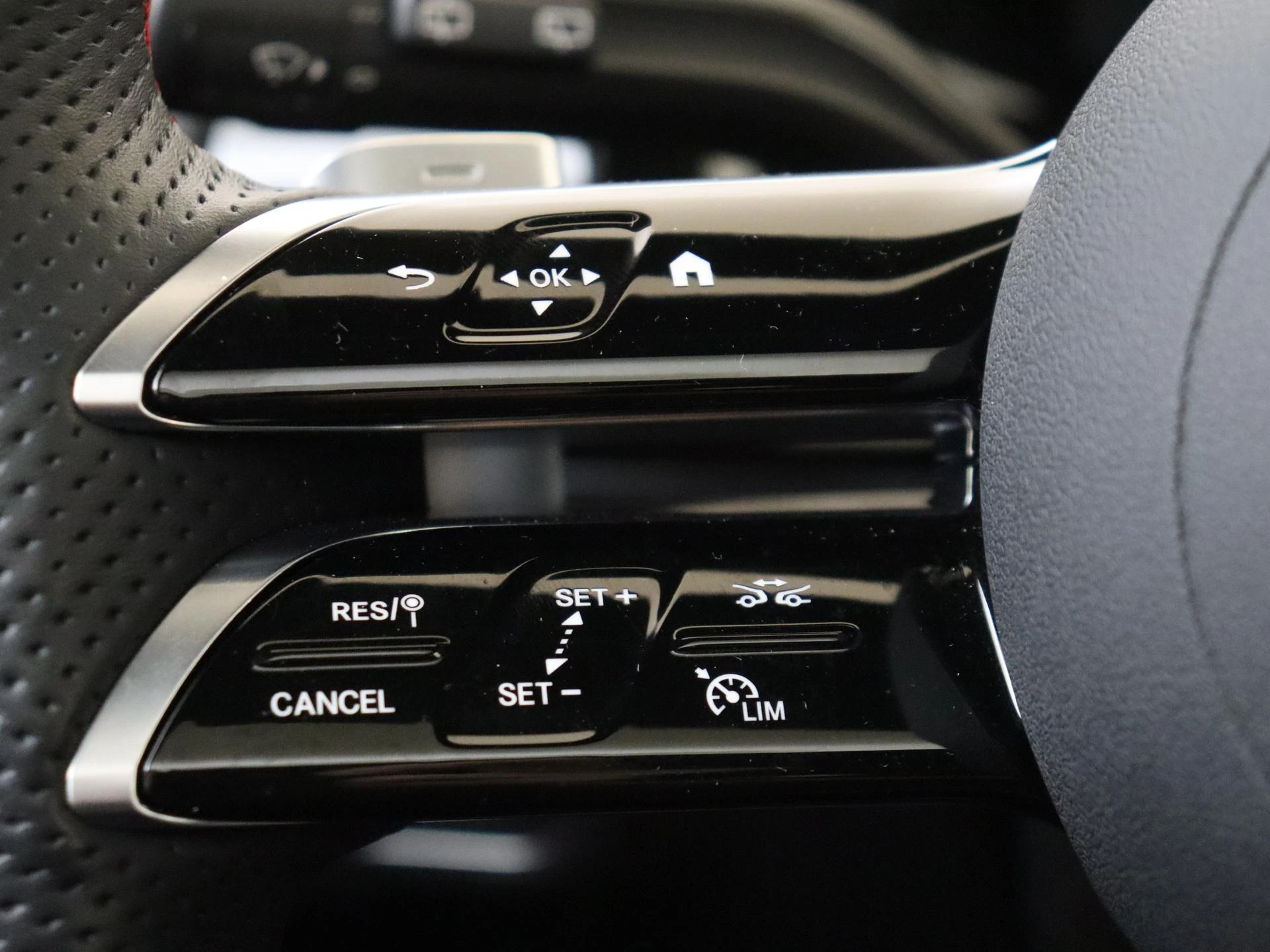 Mercedes-Benz-GLA-image-12