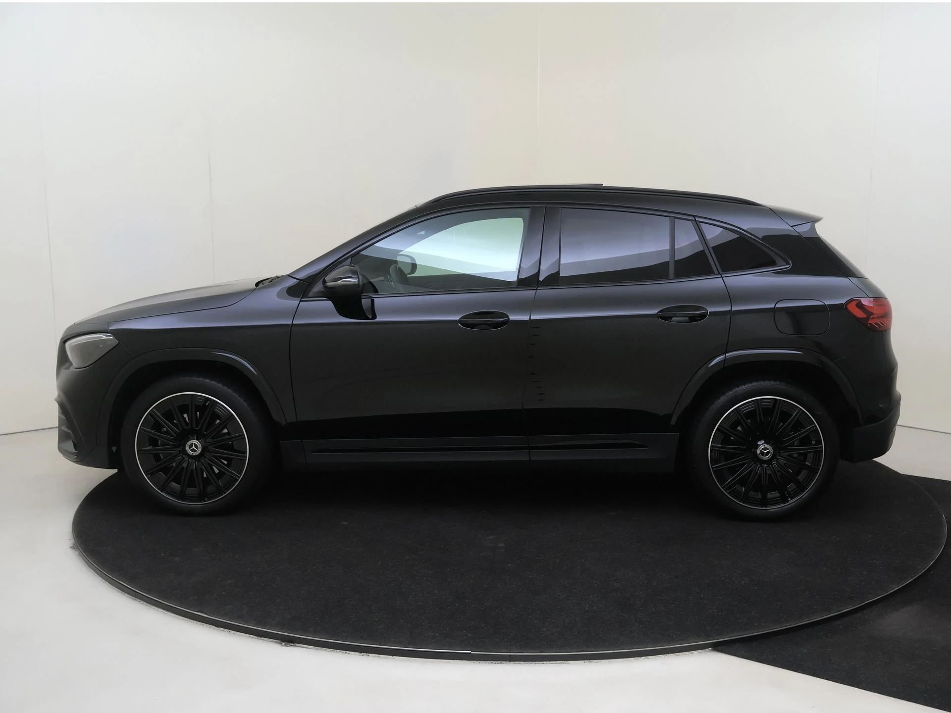 Mercedes-Benz-GLA-image-8