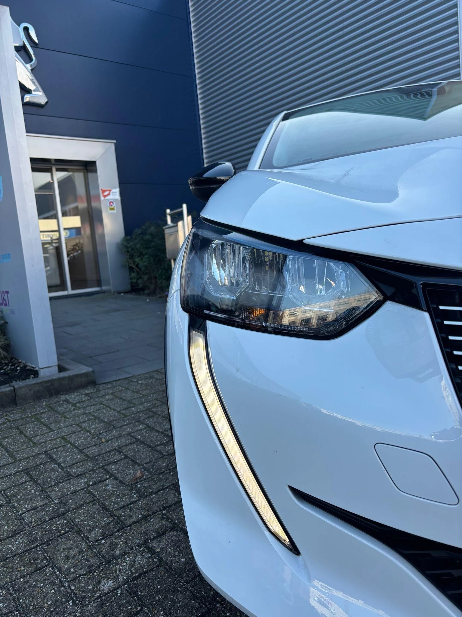 Peugeot-e-208-image-5