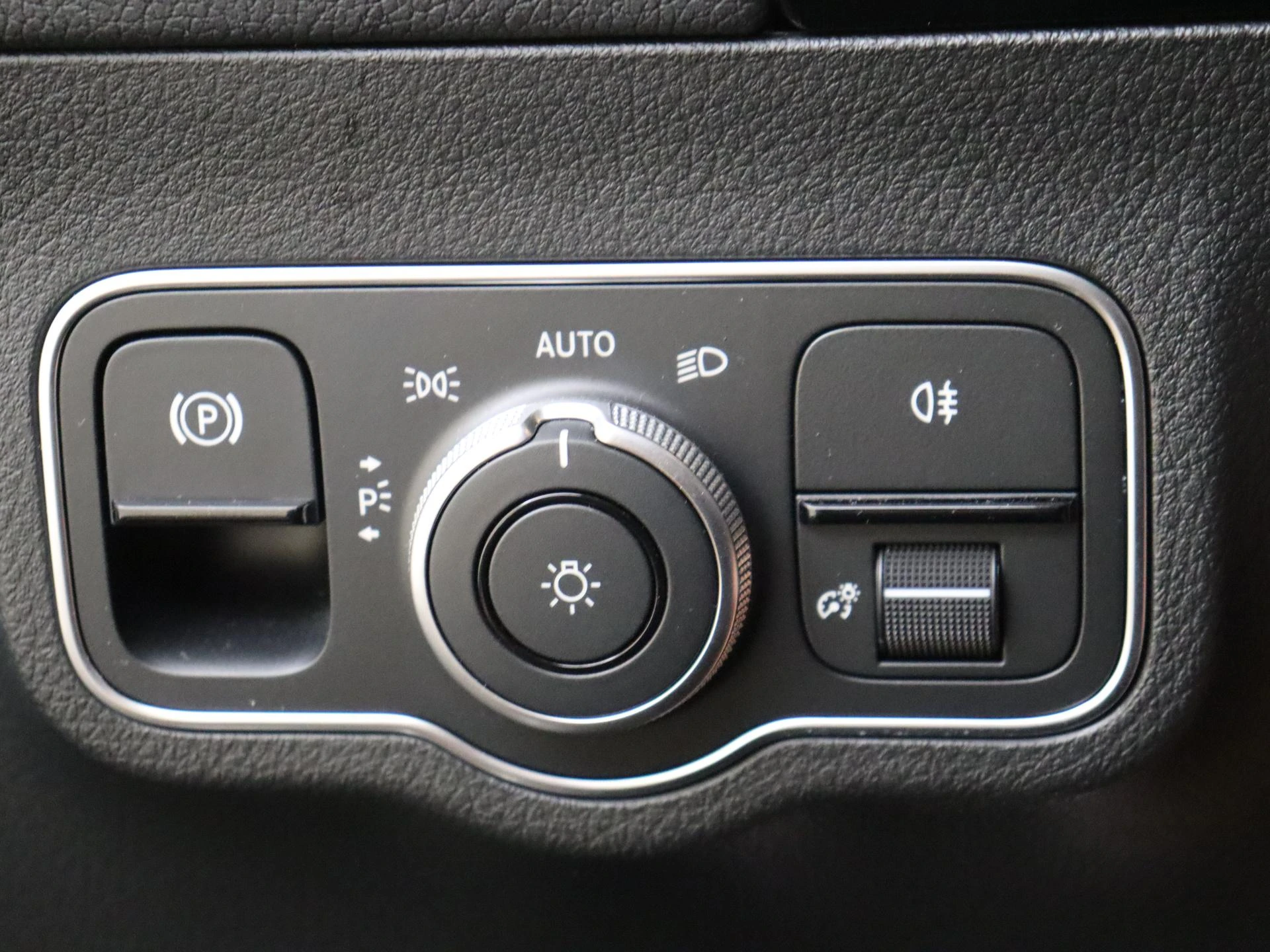 Mercedes-Benz-GLA-image-24
