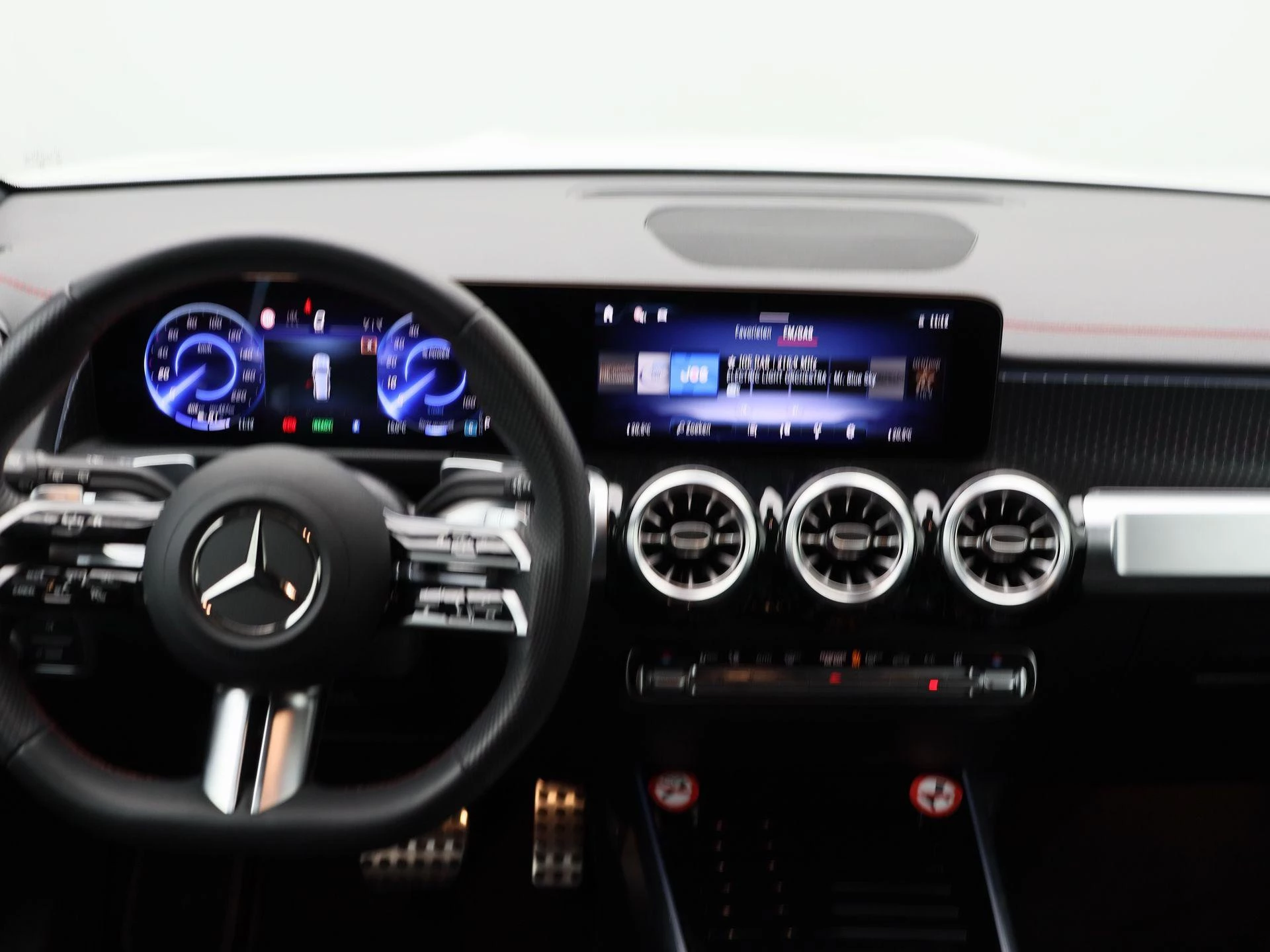 Mercedes-Benz-EQB-image-15
