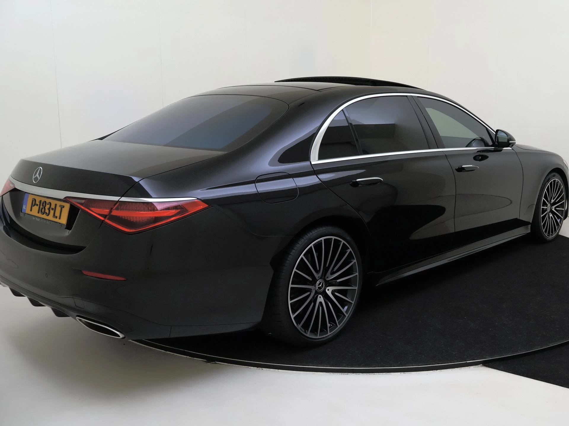 Mercedes-Benz-S-Klasse-image-1