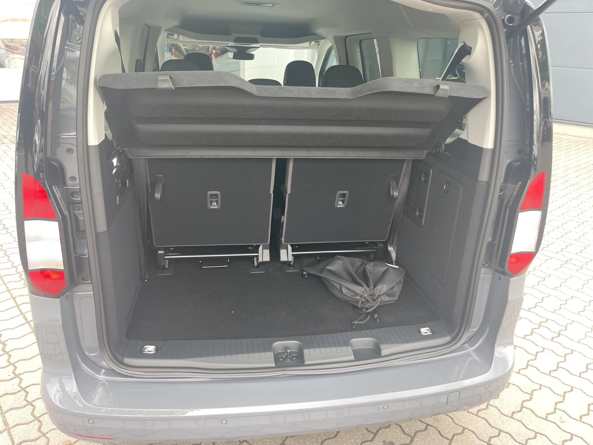 Ford Tourneo Connect Titanium Langer Radstand (L2). Grand 1.5 l EcoBoost PHEV. 6-Gang-Automatikgetriebe.