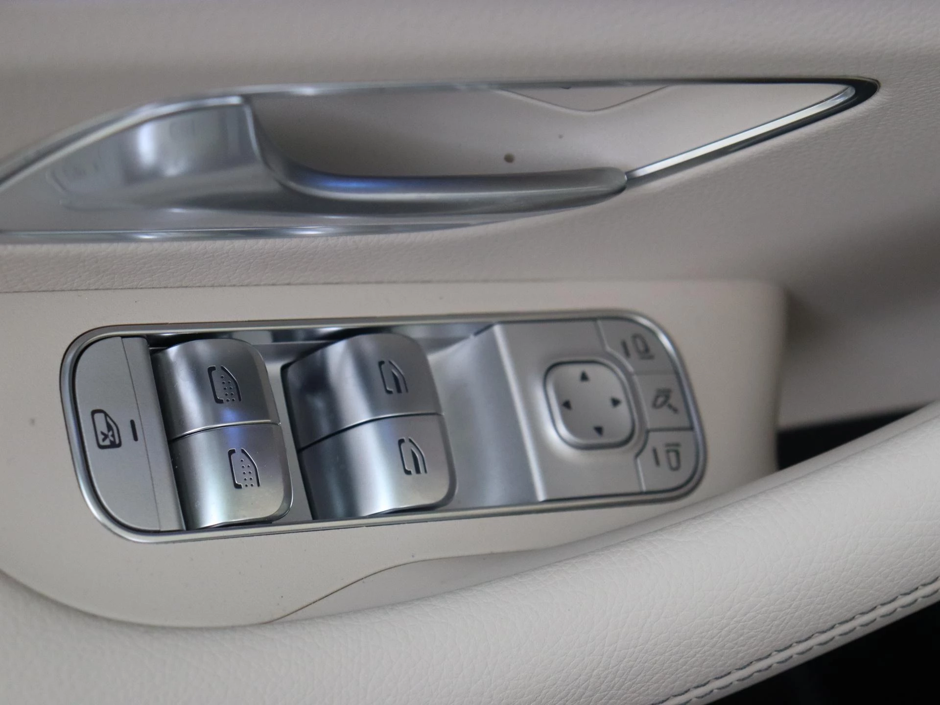Mercedes-Benz-GLS-image-27