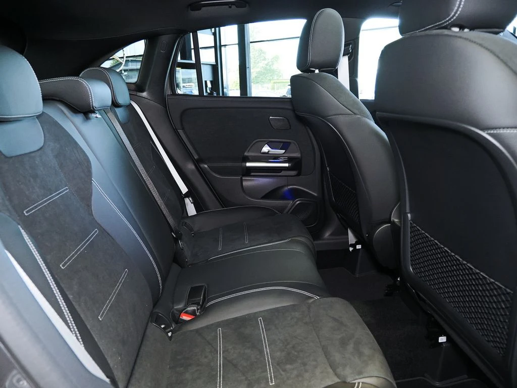 Mercedes-Benz-GLA 200 d-image-14