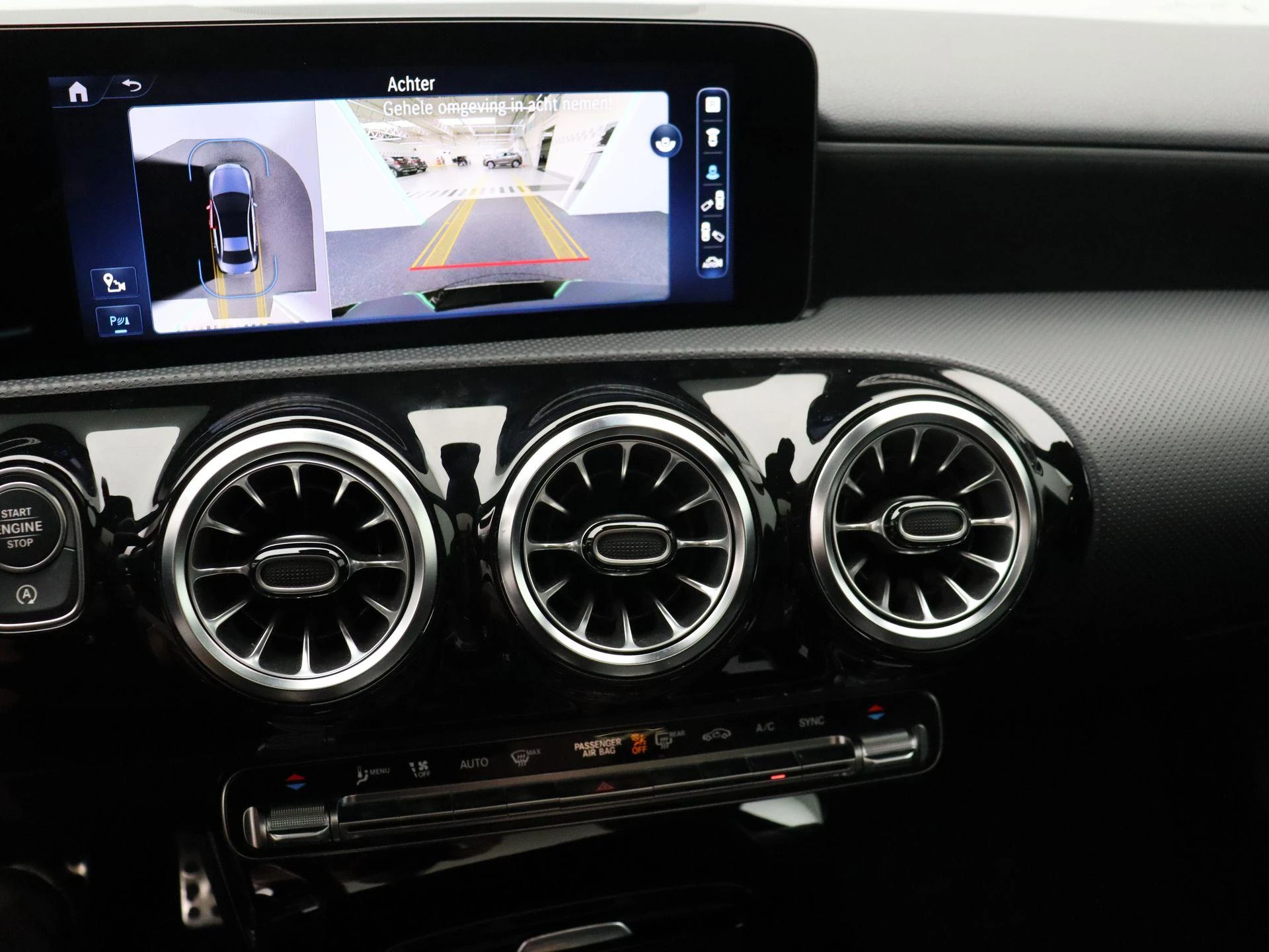 Mercedes-Benz A-Klasse 180 Sedan AMG Line + PANO DAK + MULTIBEAM LED + CARPLAY +