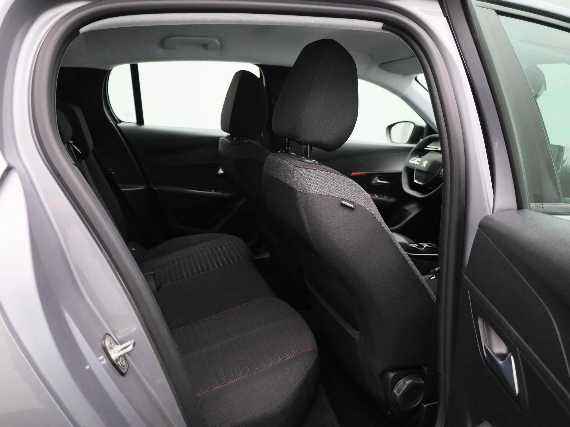 Peugeot-e-208-image-34