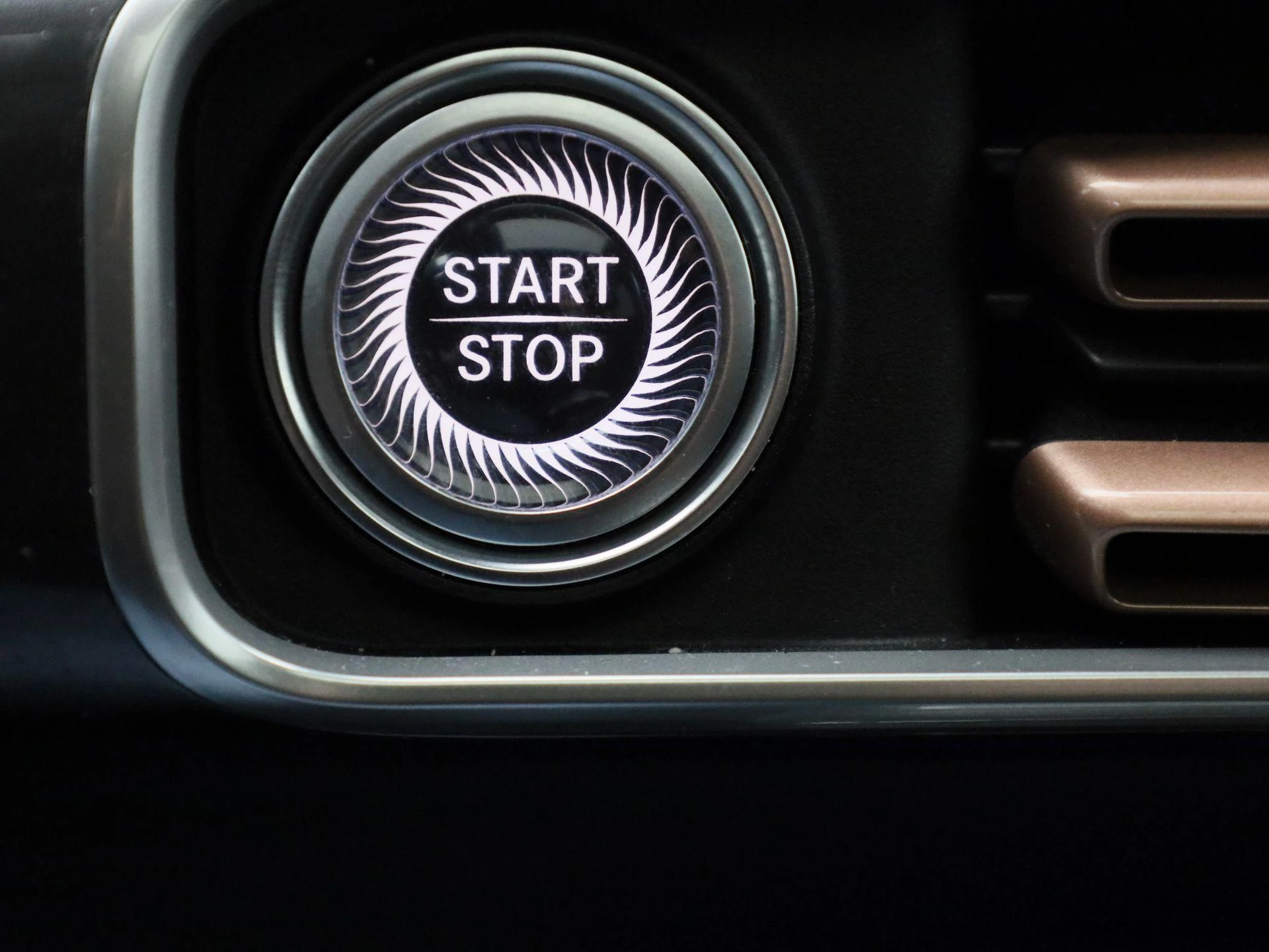 Mercedes-Benz-EQC-image-27