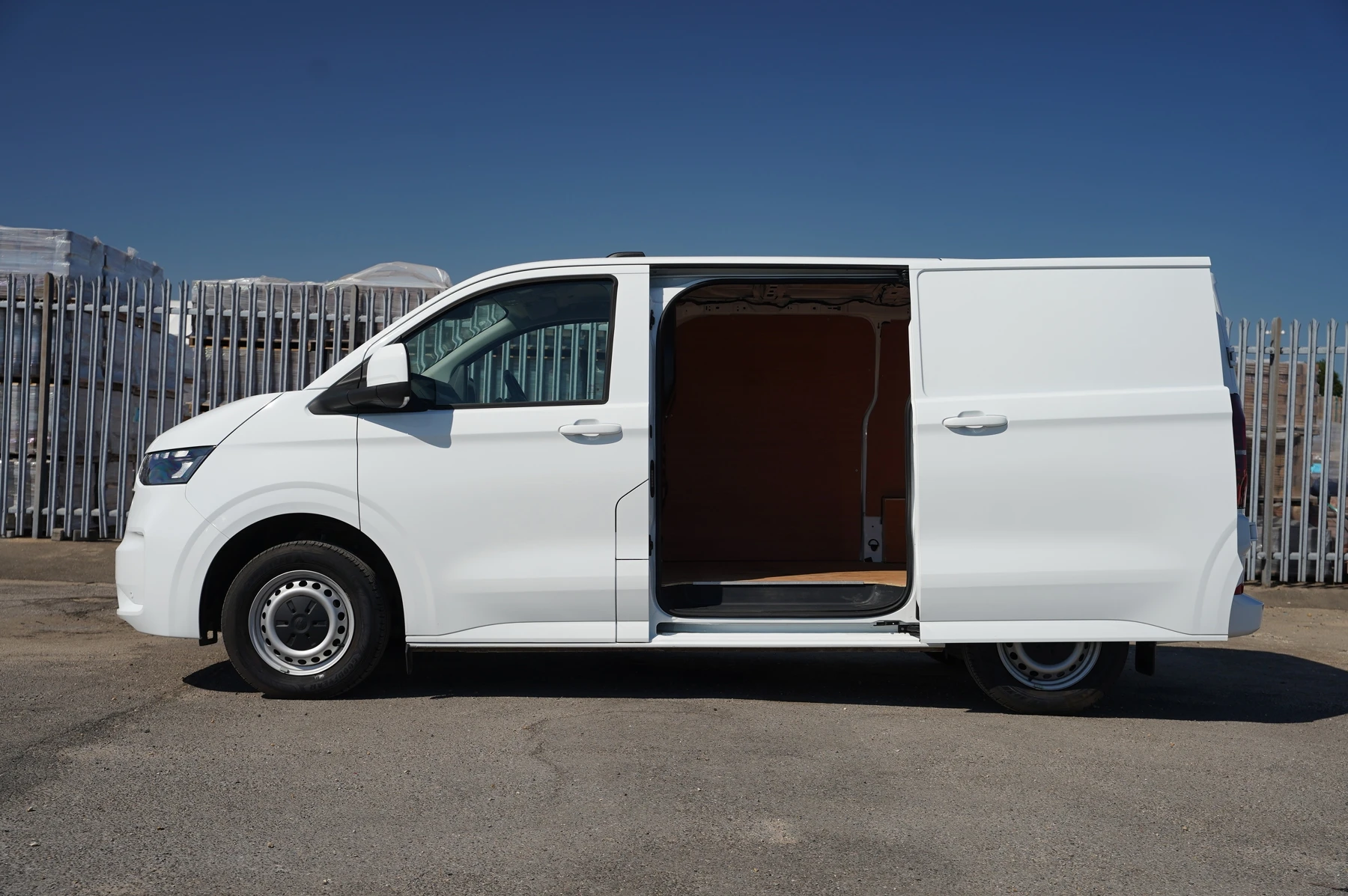 Volkswagen-Transporter-image-28
