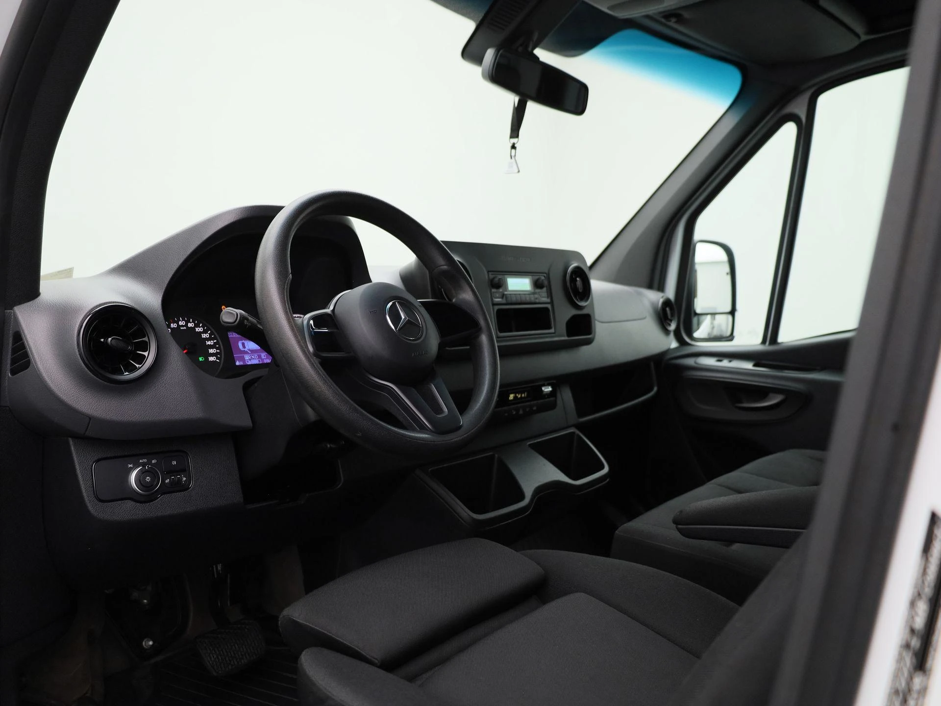 Mercedes-Benz-Sprinter-image-31