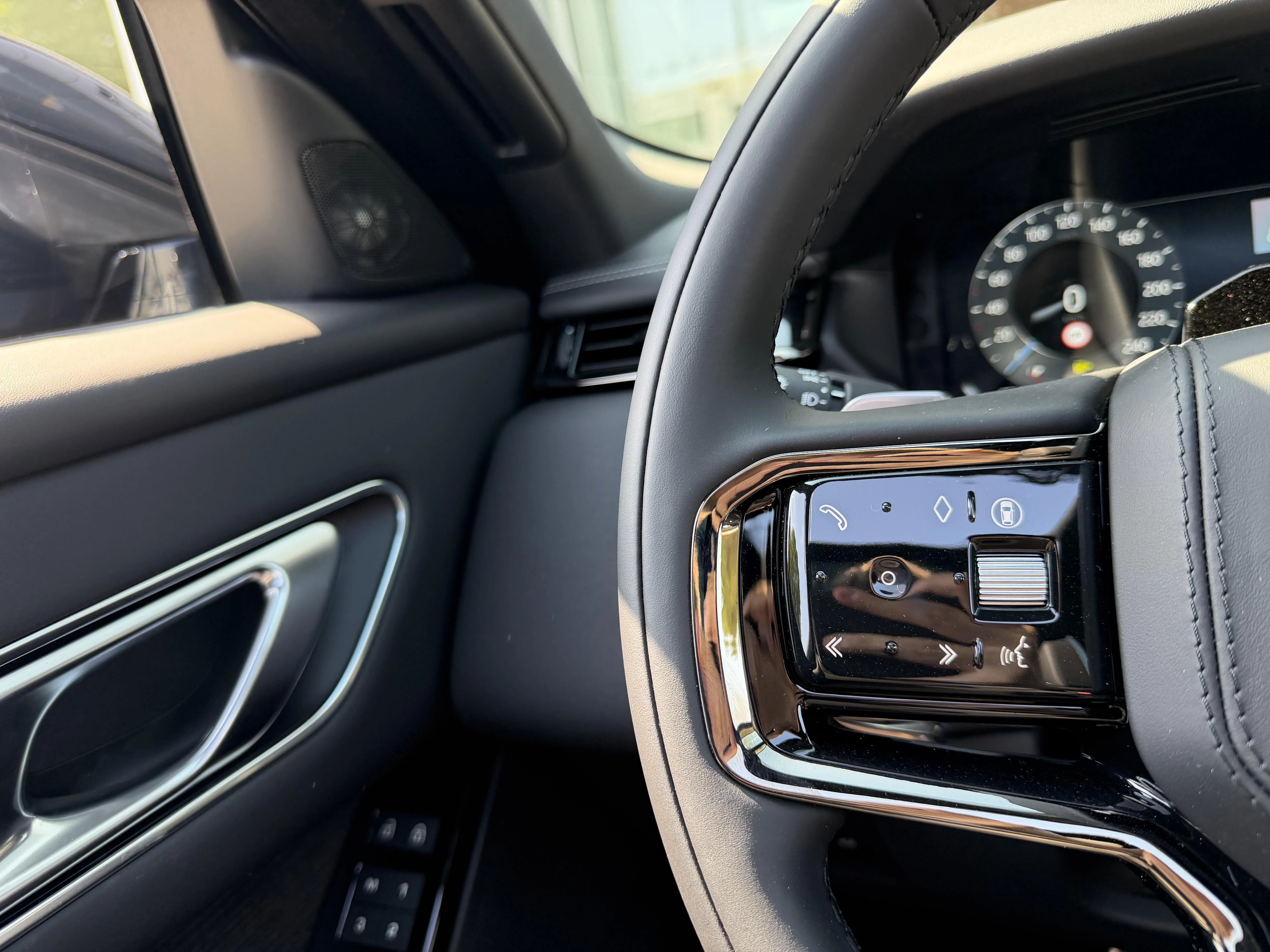 Land Rover Range Rover Velar P400e Belgravia AWD Auto. 26.75MY