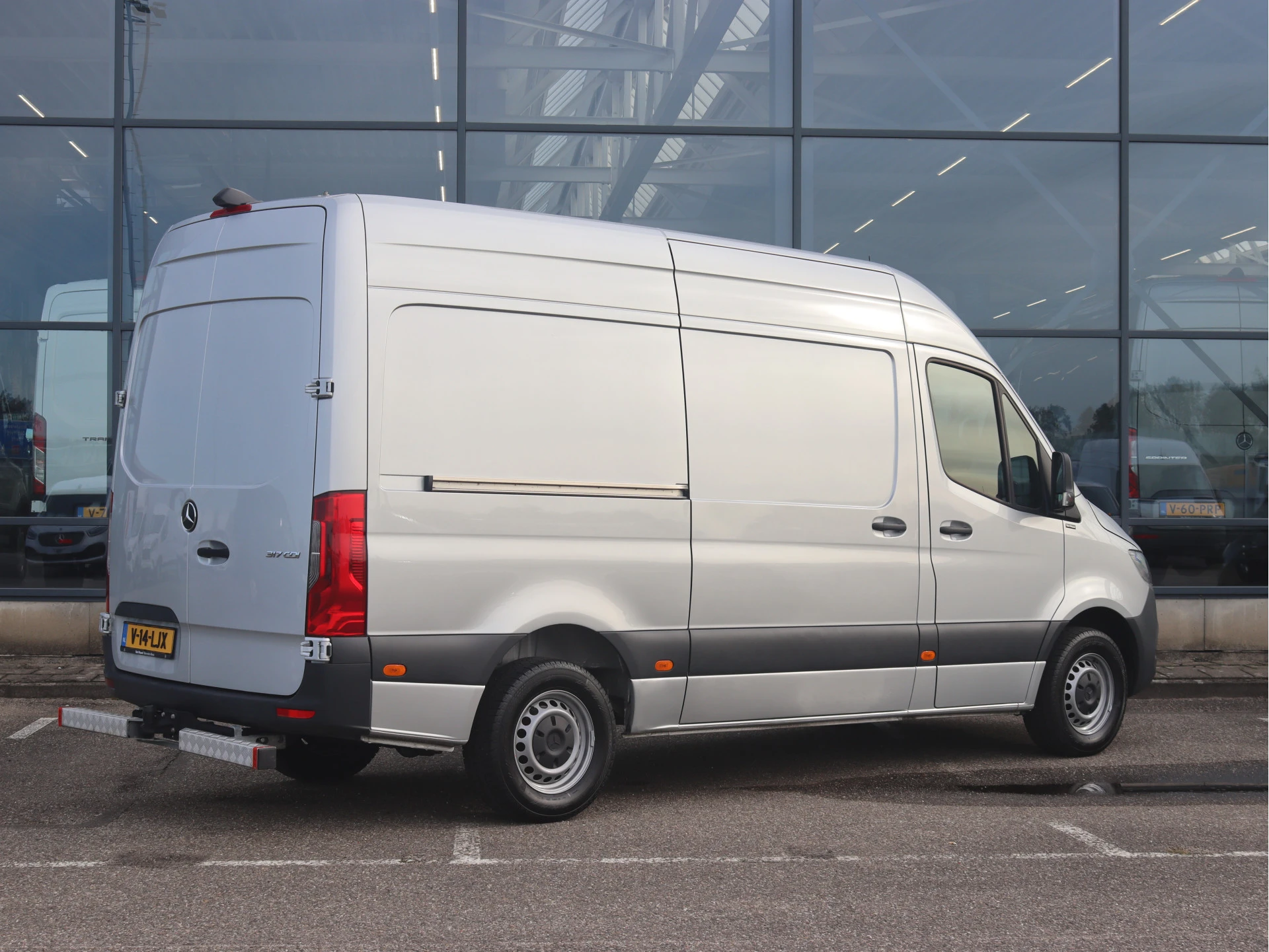 Mercedes-Benz-Sprinter-image-1
