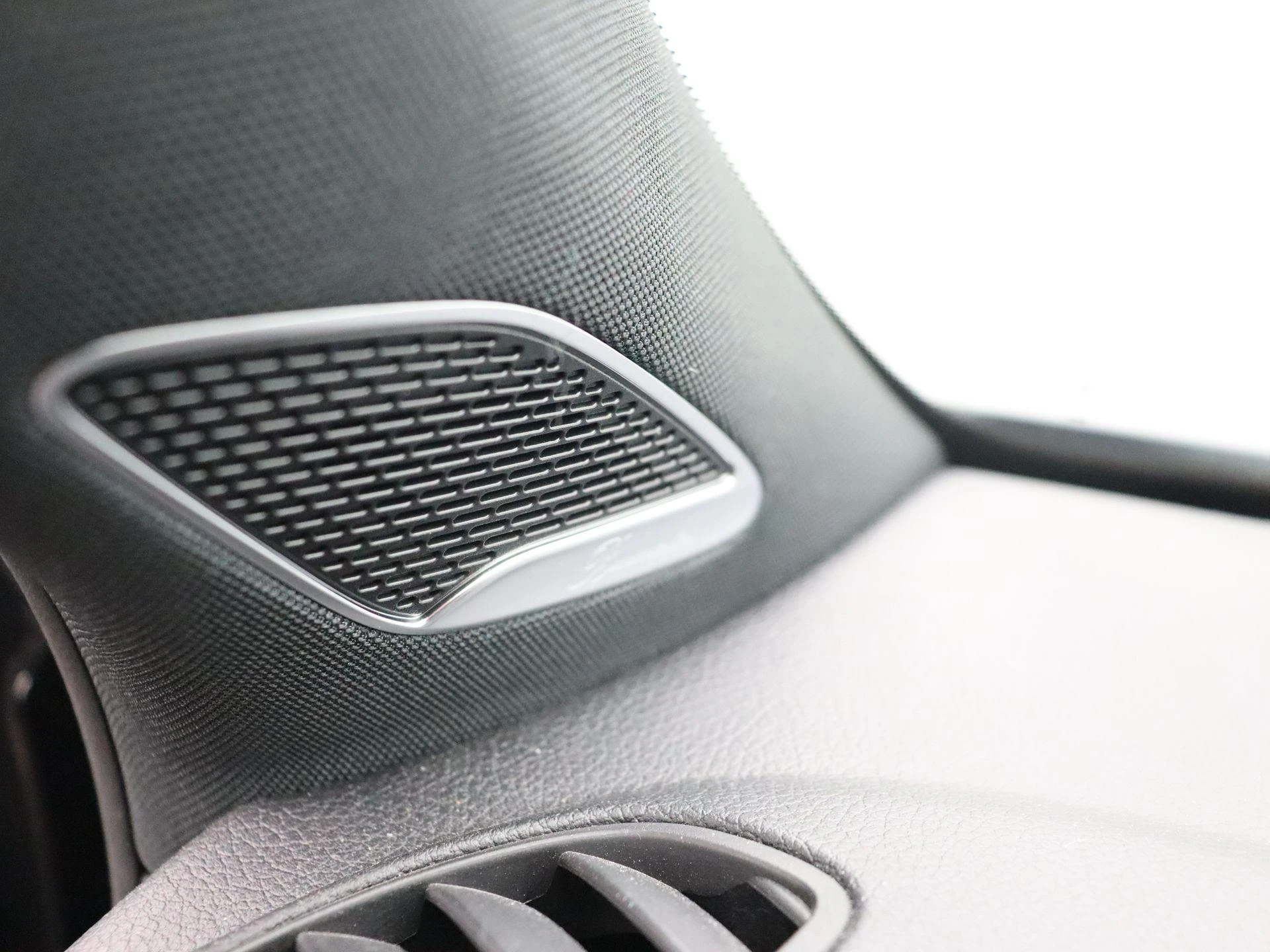 Mercedes-Benz EQB 250+ AMG Line + LEDER + PANO + BURMESTER + CARPLAY + HEAD UP +