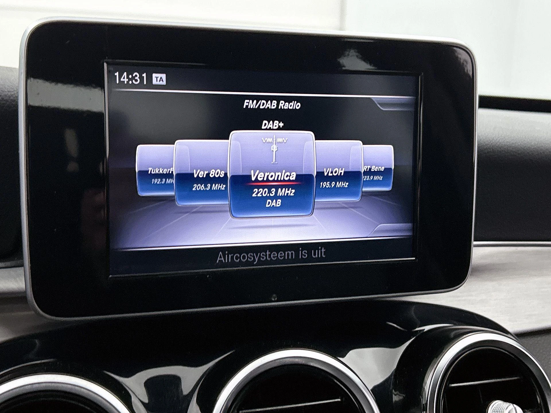 Mercedes-Benz-C-Klasse-image-33