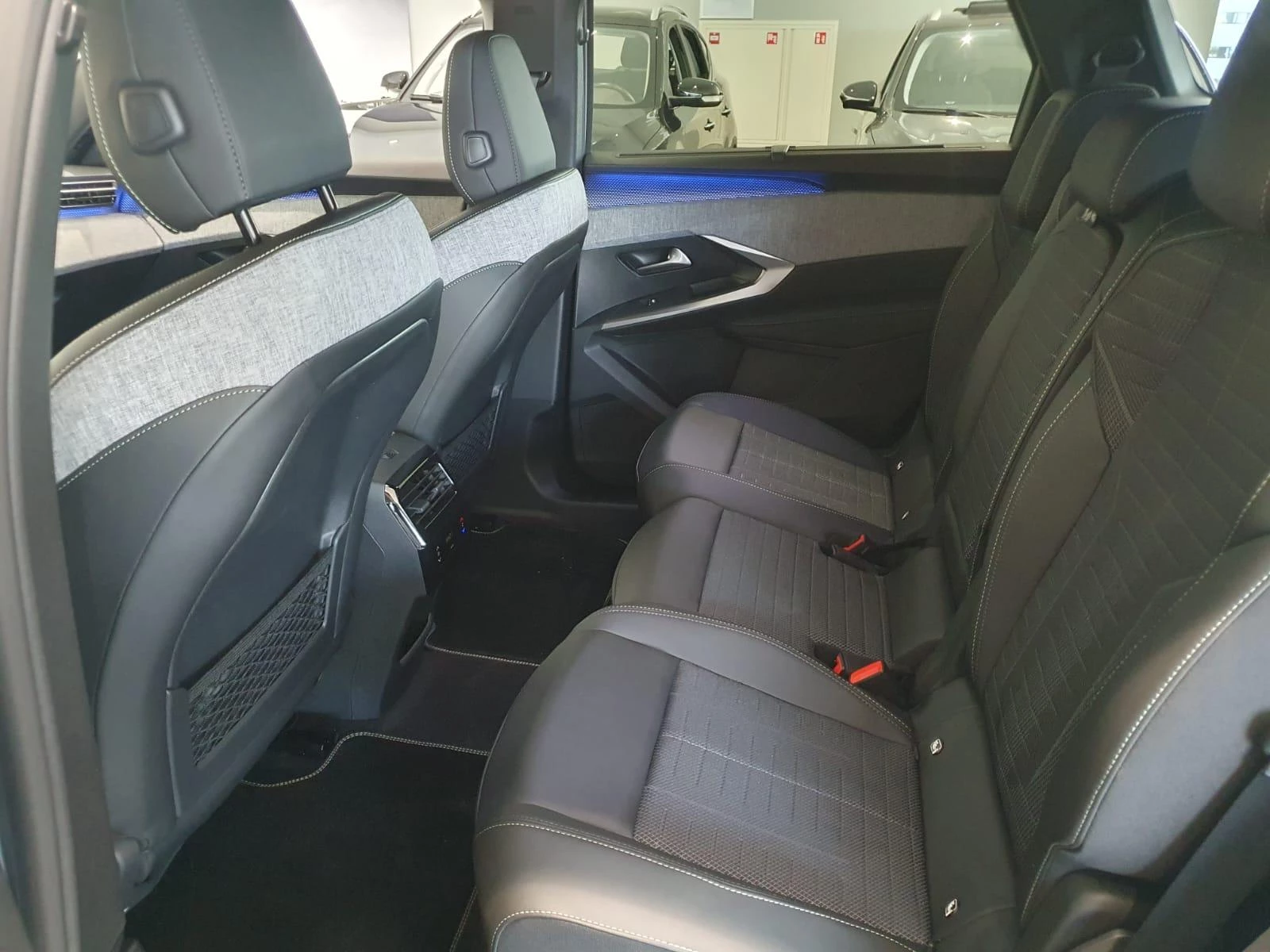 Peugeot-e-5008-image-31