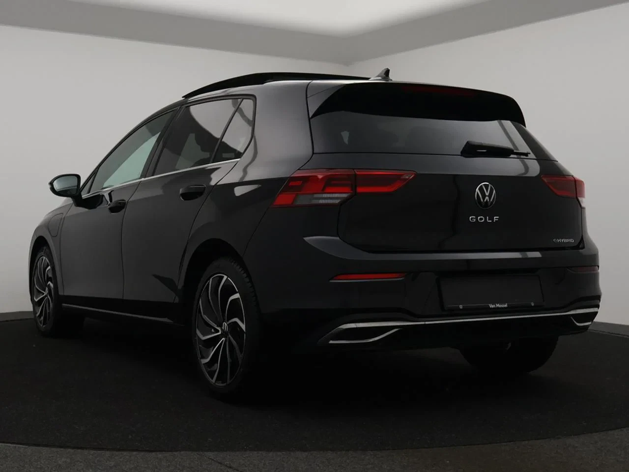 Volkswagen-Golf-image-1