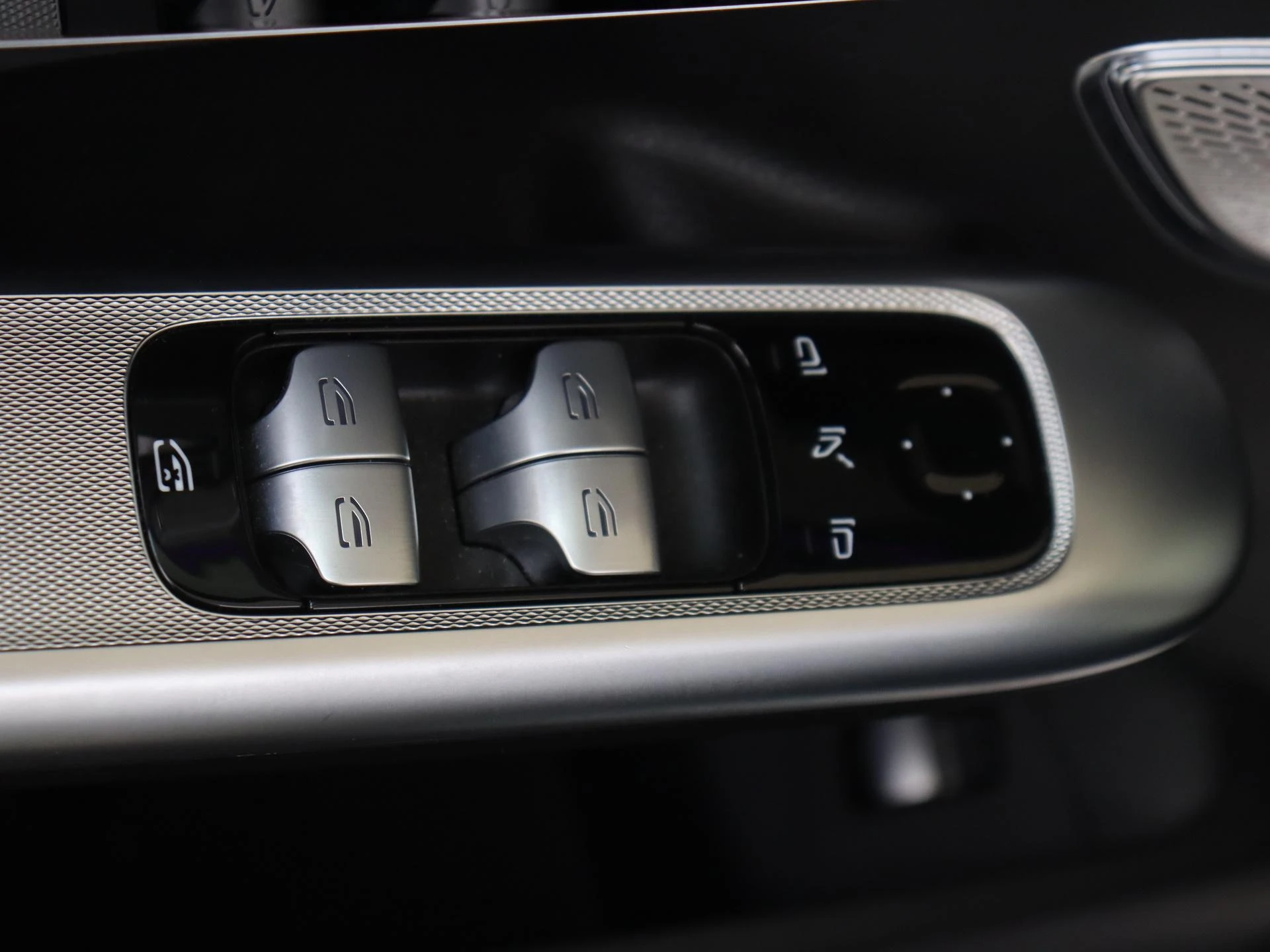 Mercedes-Benz-EQE-image-24