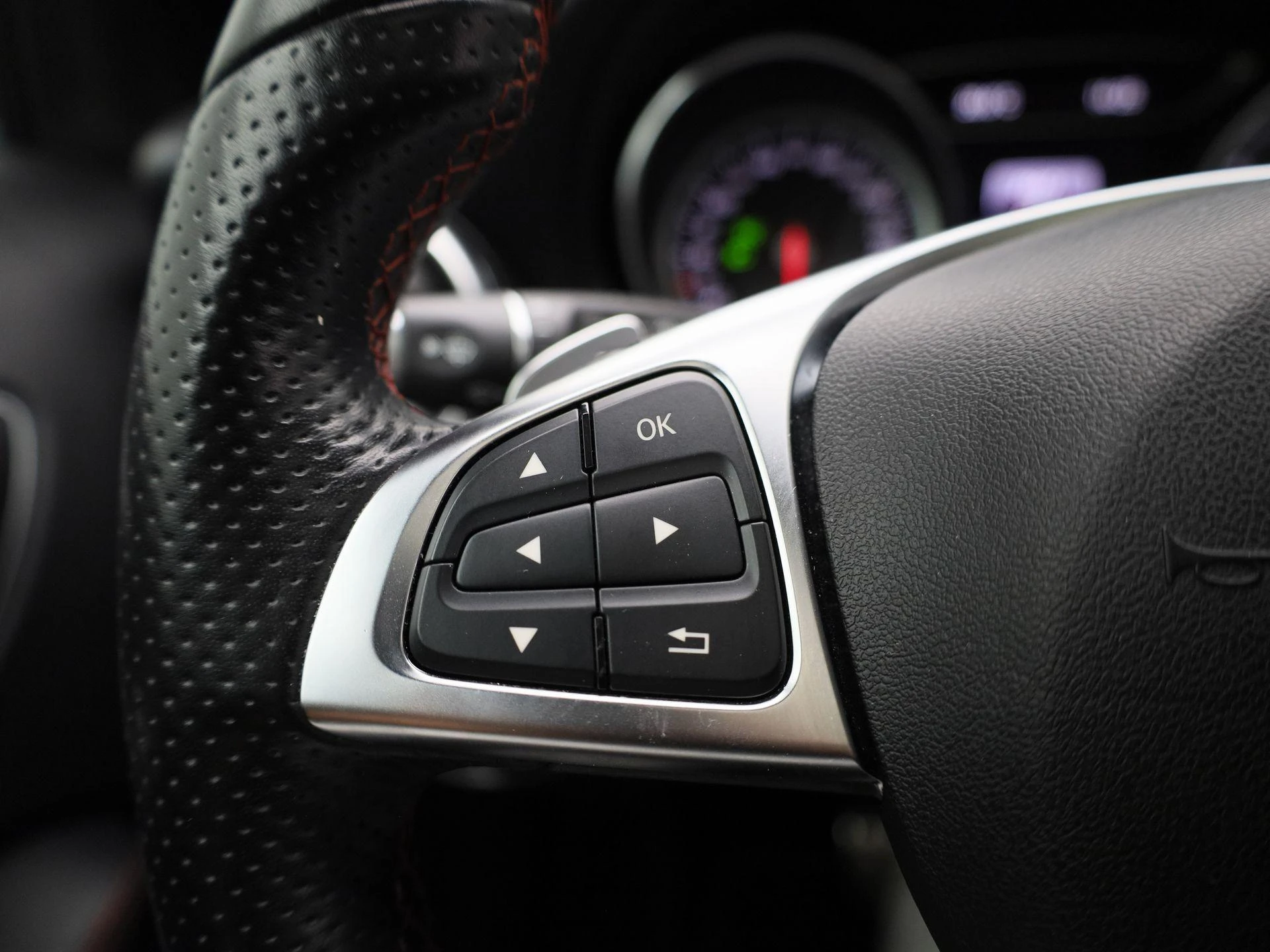 Mercedes-Benz-GLA-image-19