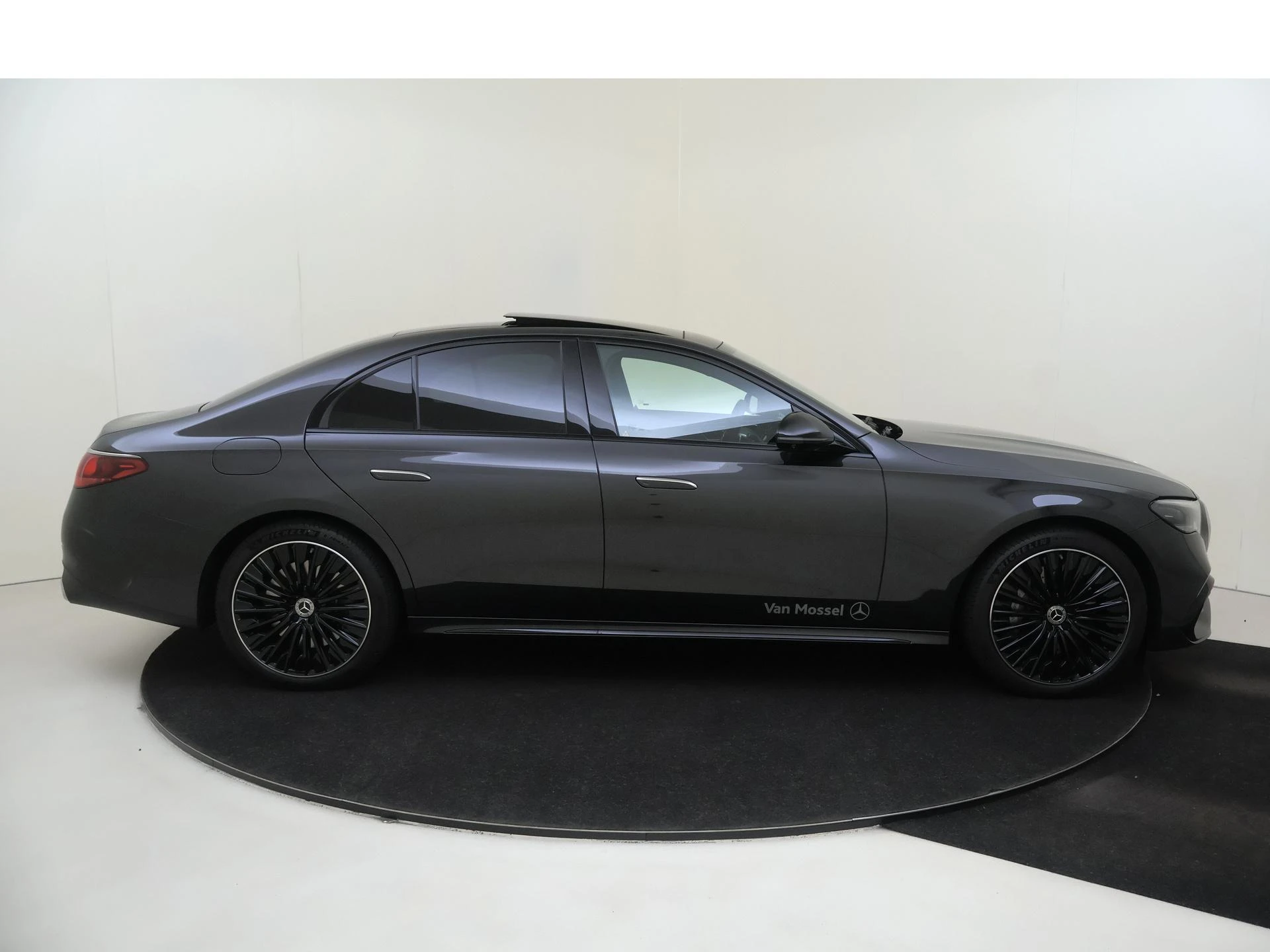 Mercedes-Benz-E-Klasse-image-8