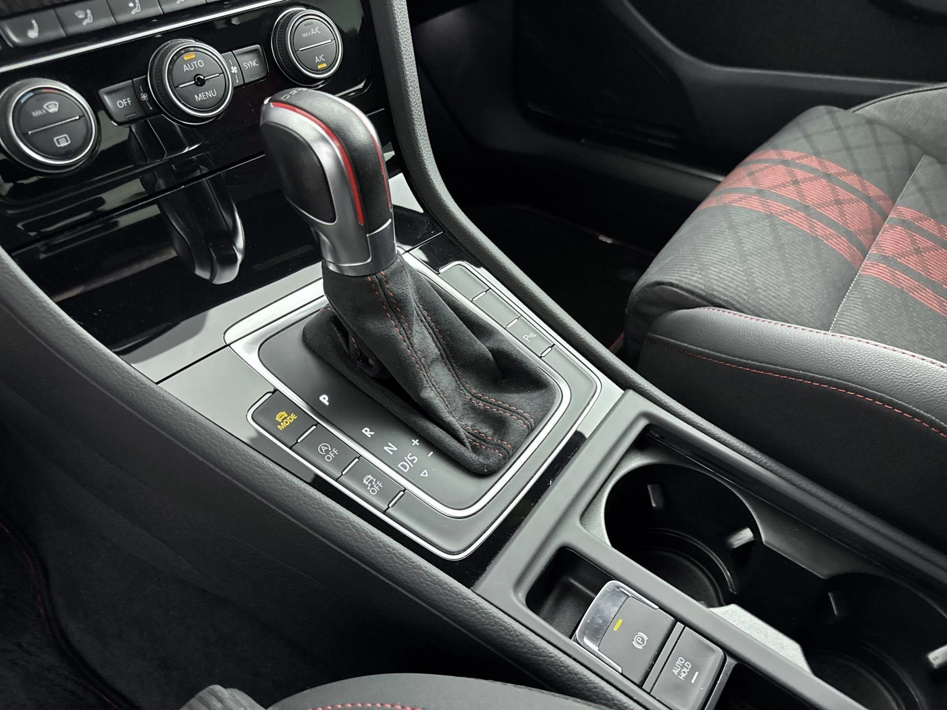 Volkswagen-Golf-image-12