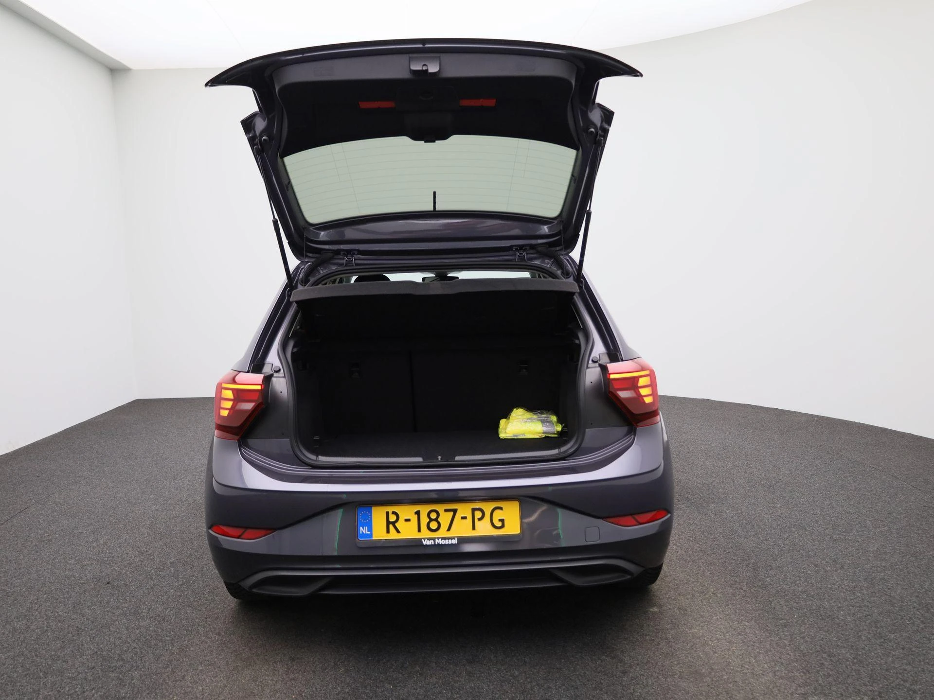 Volkswagen-Polo-image-10