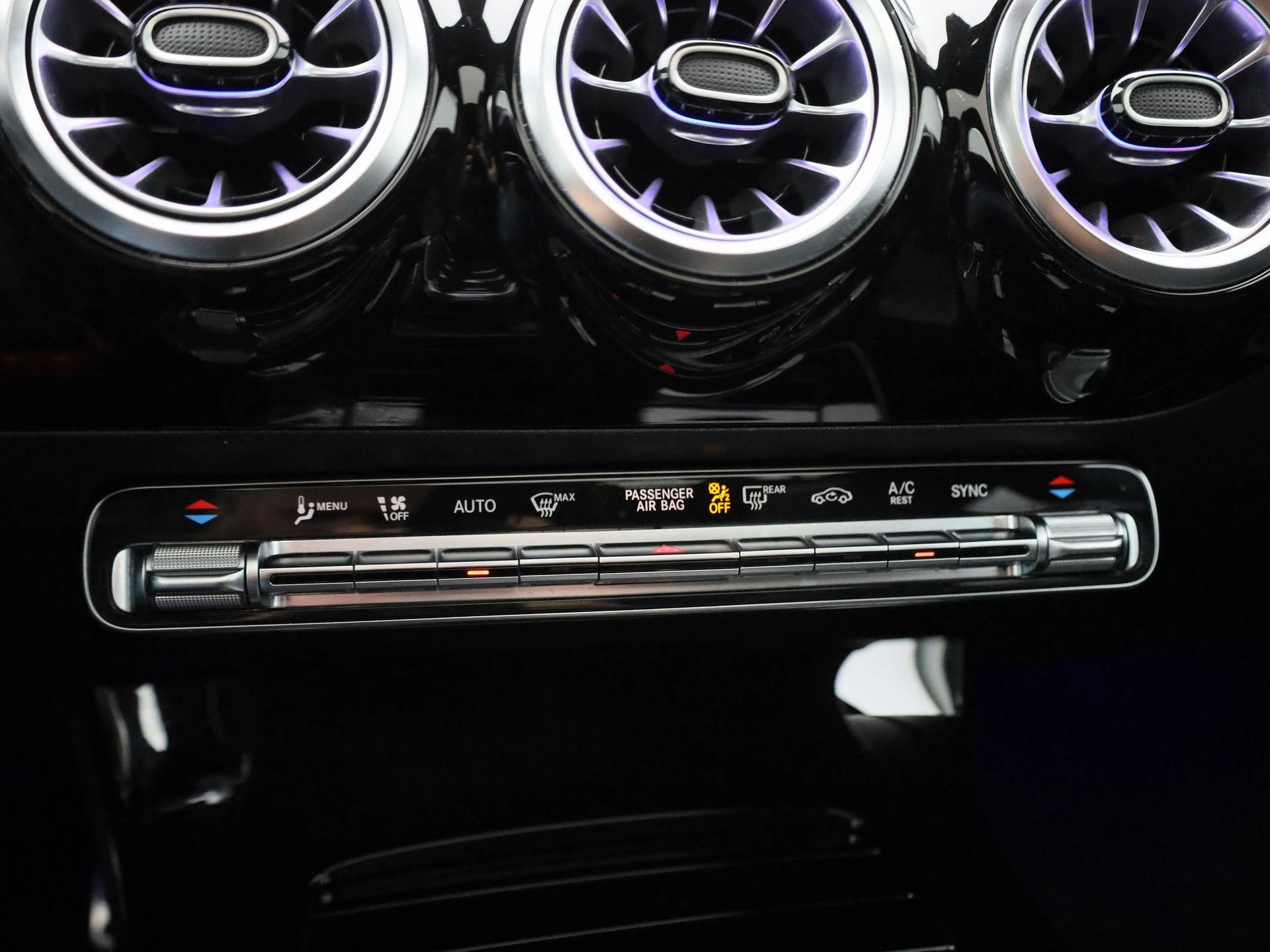 Mercedes-Benz CLA 180 d AMG Line Shooting Brake + CARPLAY + PANO DAK + TREKHAAK + MEMORY SEATS +
