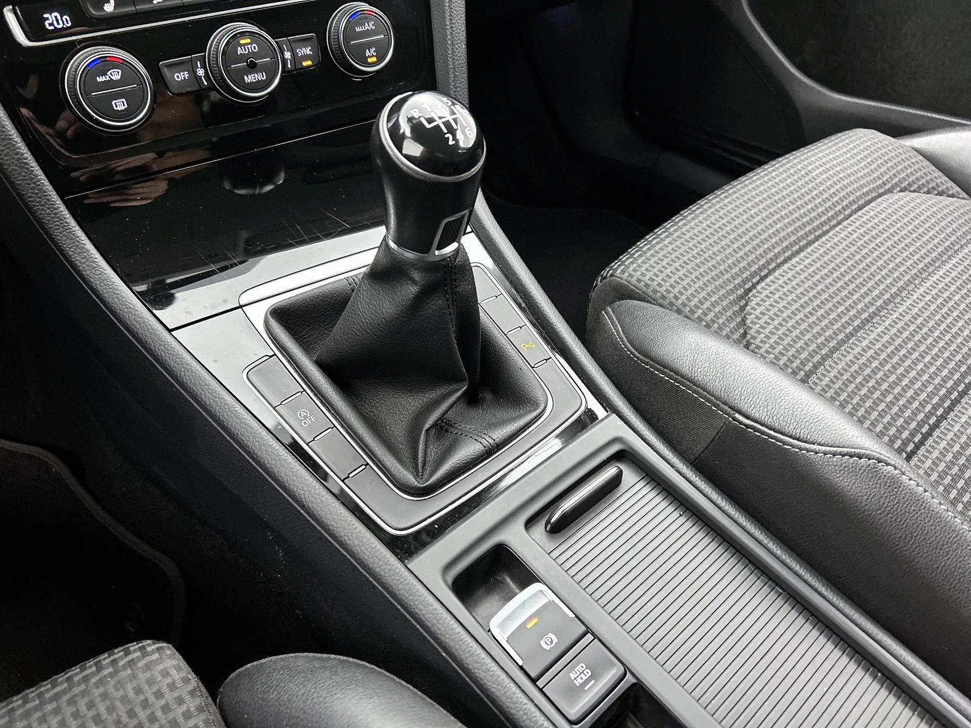 Volkswagen-Golf-image-25