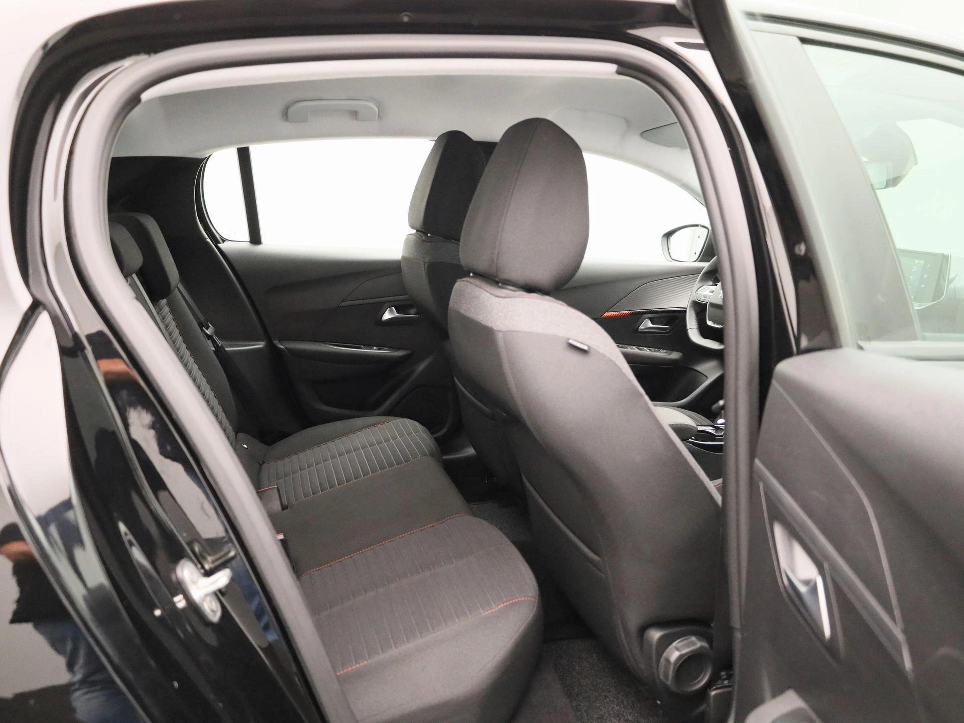 Peugeot-e-208-image-31