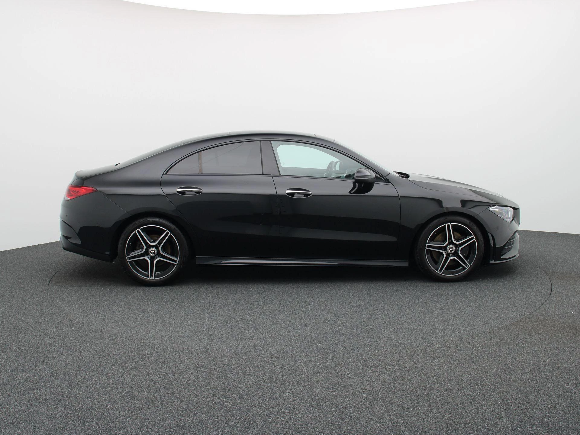 Mercedes-Benz CLA 200 AMG Line + PANO DAK + MULTIBEAM LED + CARPLAY +