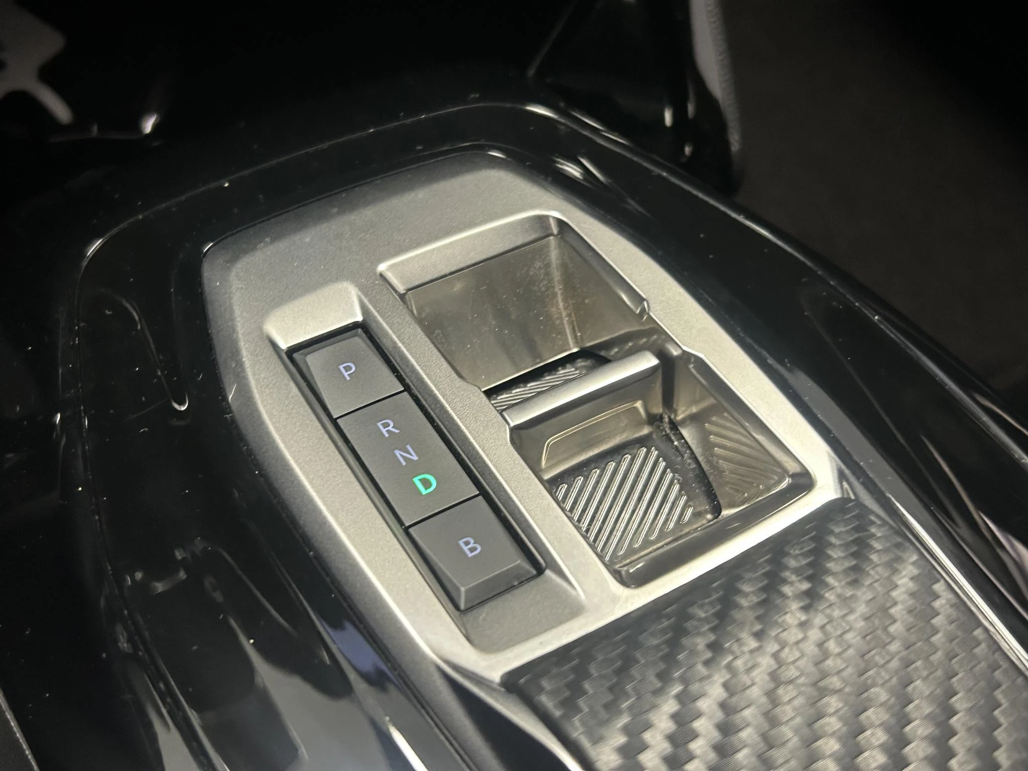 Peugeot-e-2008-image-14