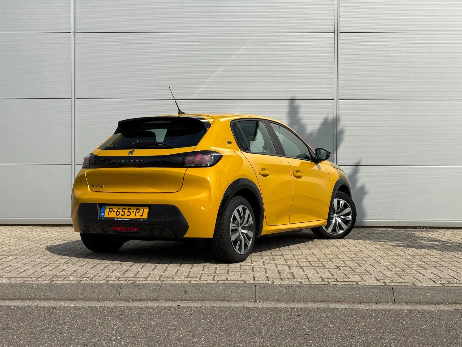 Peugeot-e-208-image-5