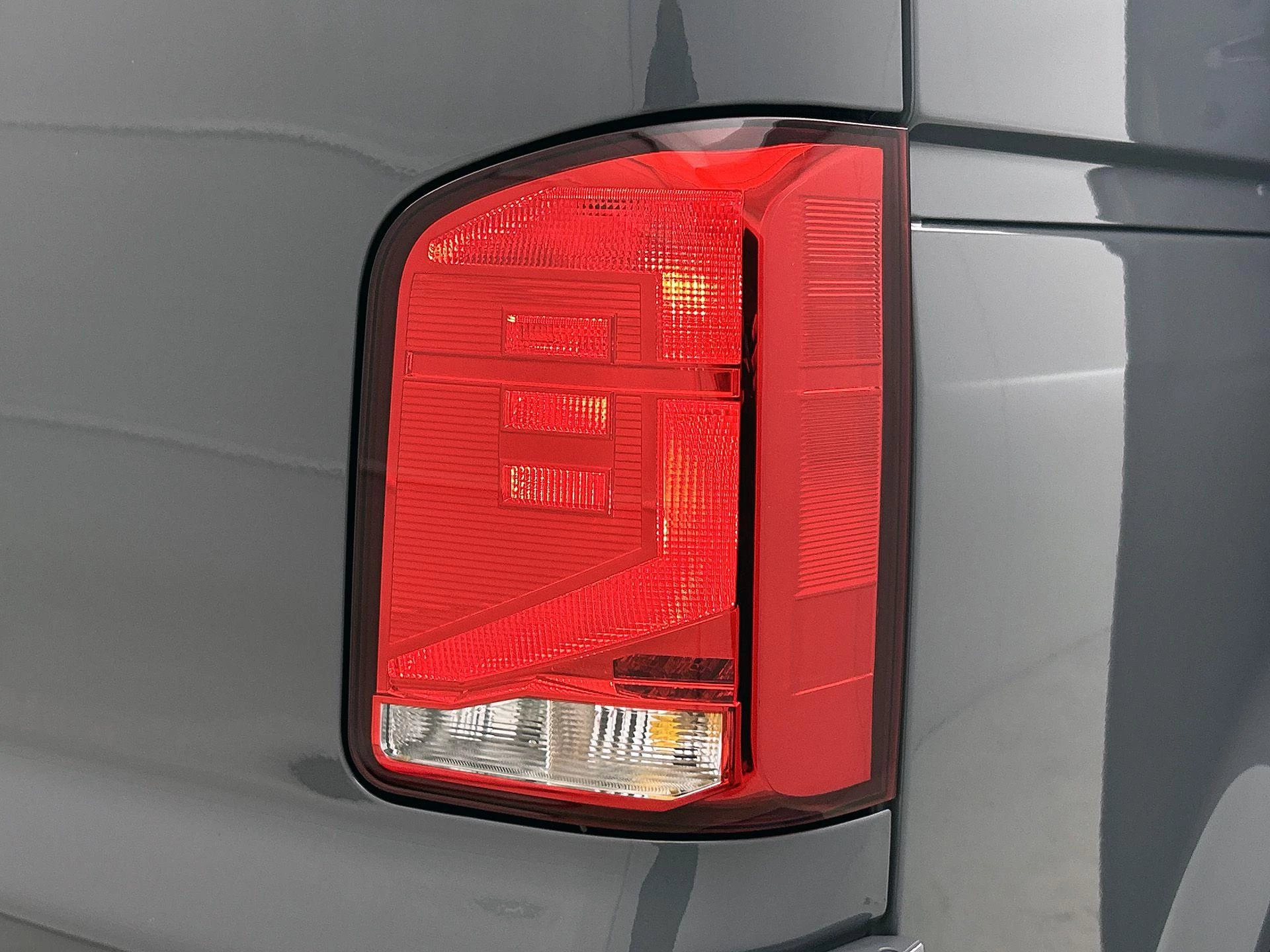 Volkswagen-Transporter-image-22