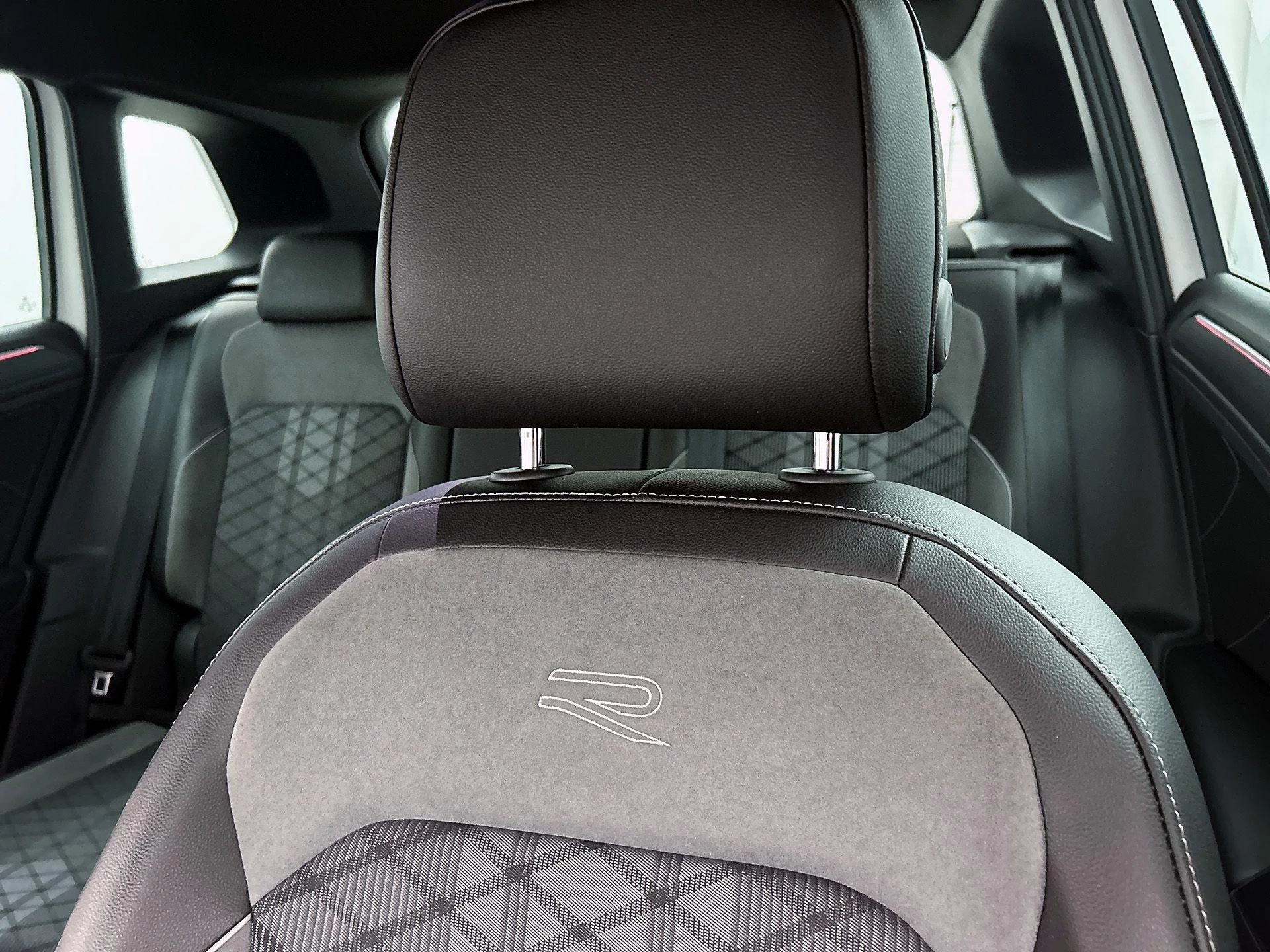 Volkswagen-Tiguan-image-16