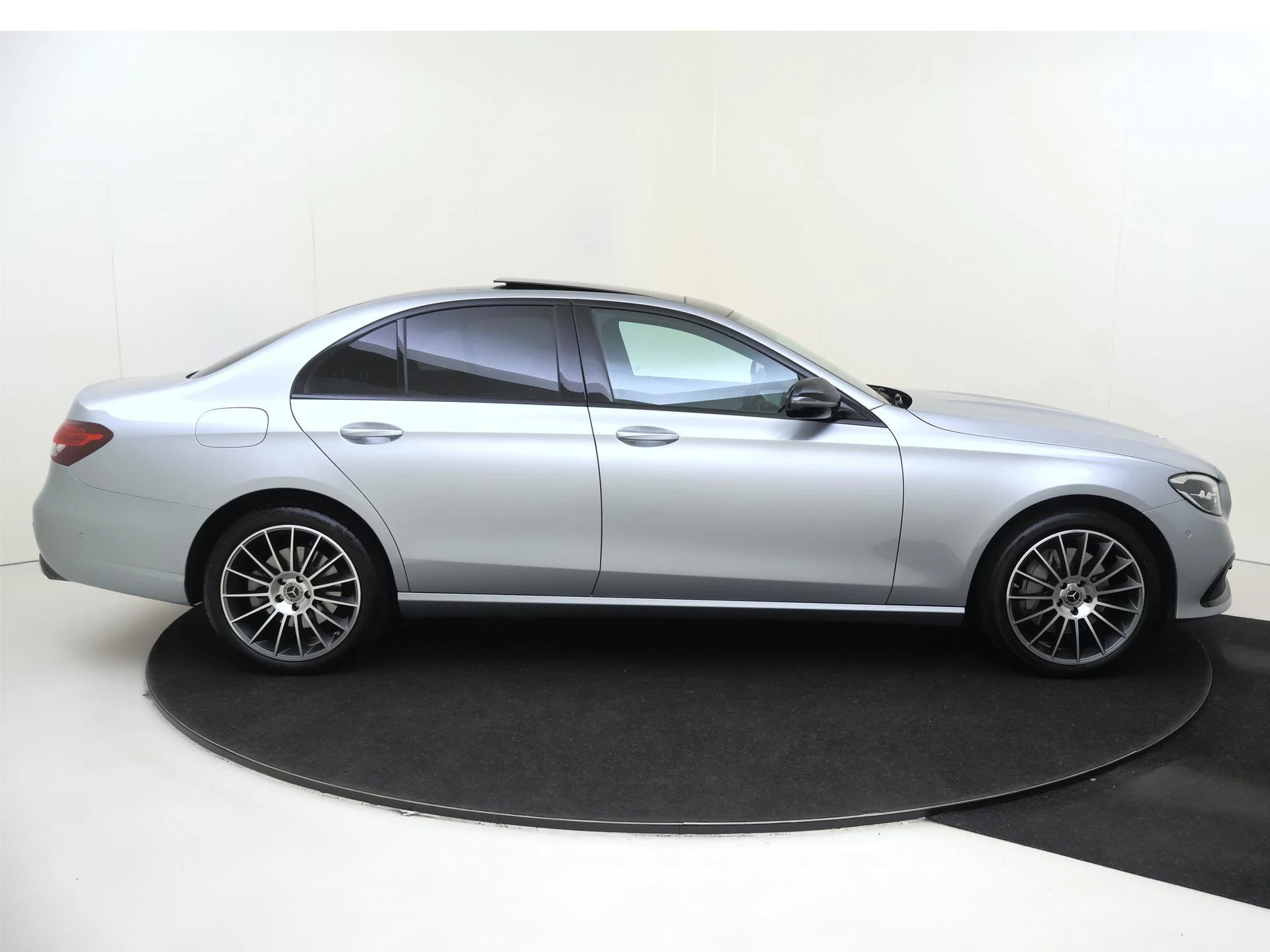 Mercedes-Benz-E-Klasse-image-9