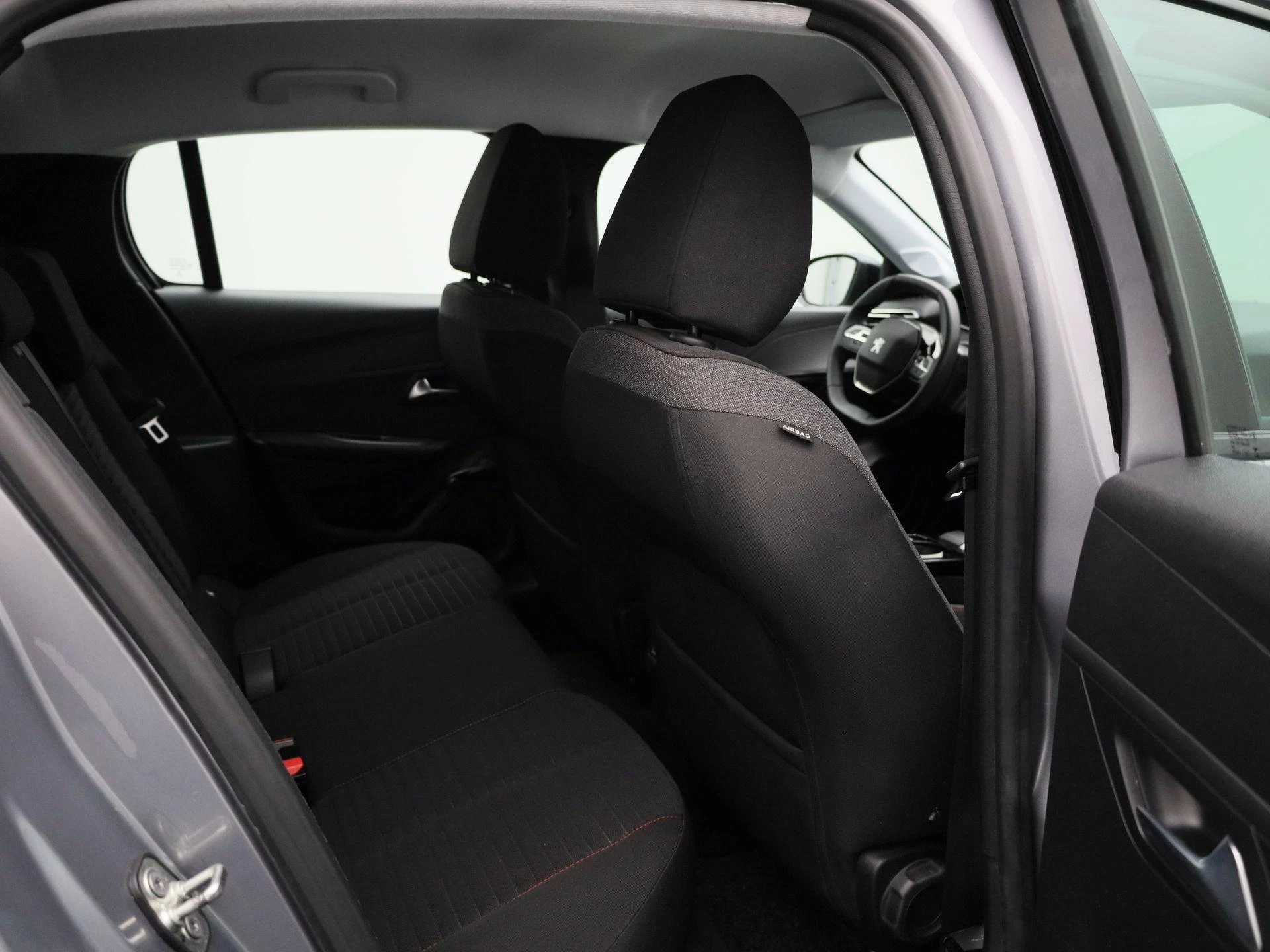 Peugeot-e-208-image-31