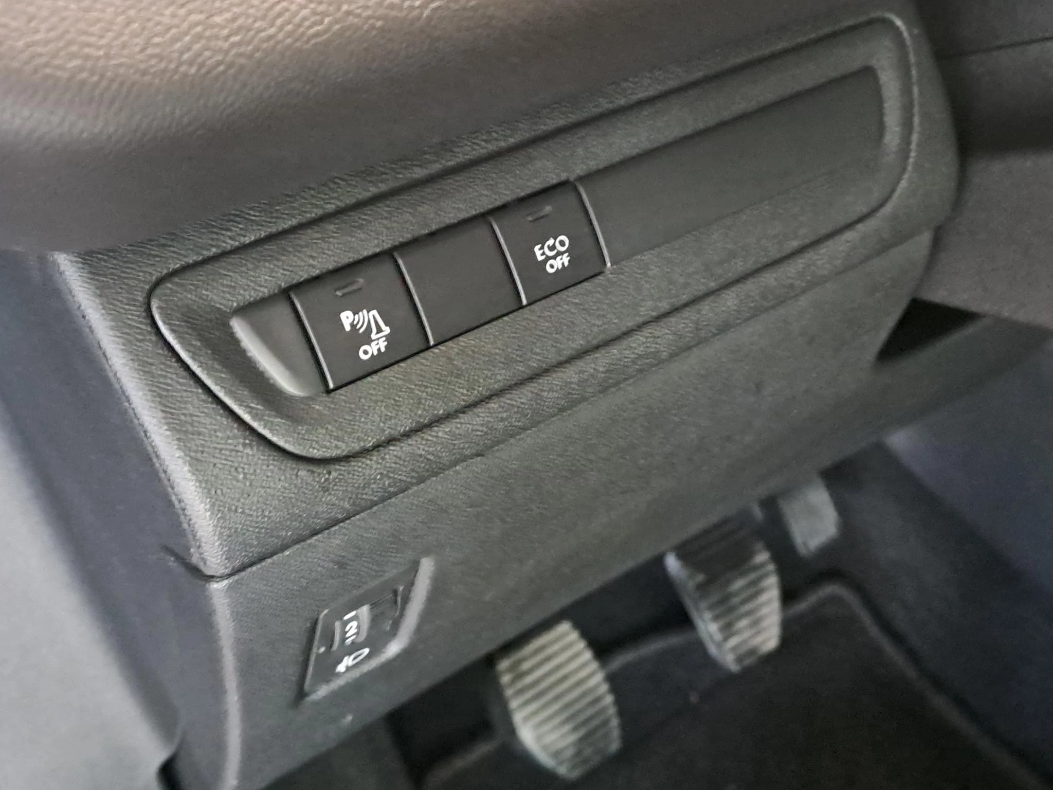 Peugeot-208-image-18