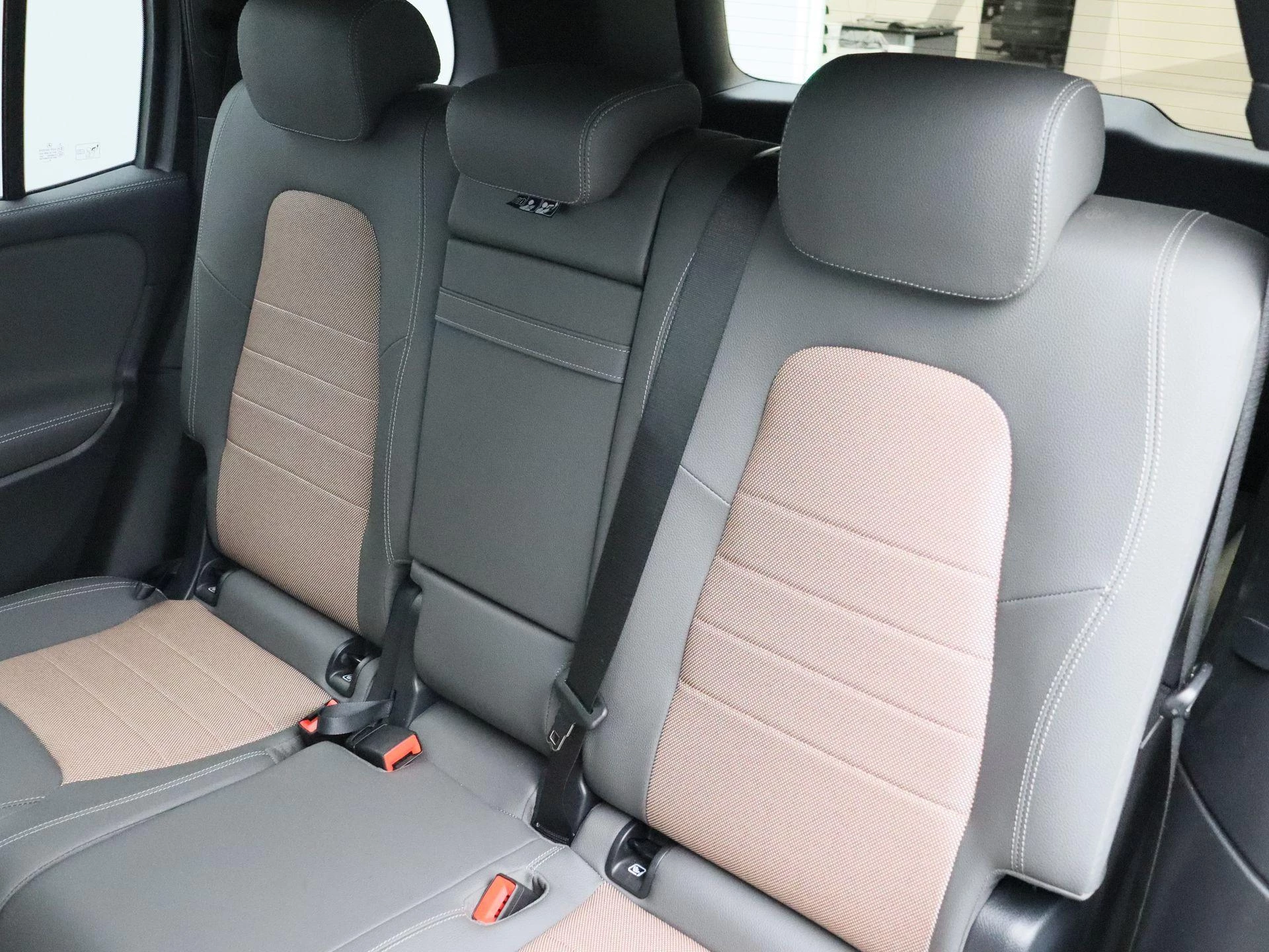 Mercedes-Benz-EQB-image-10