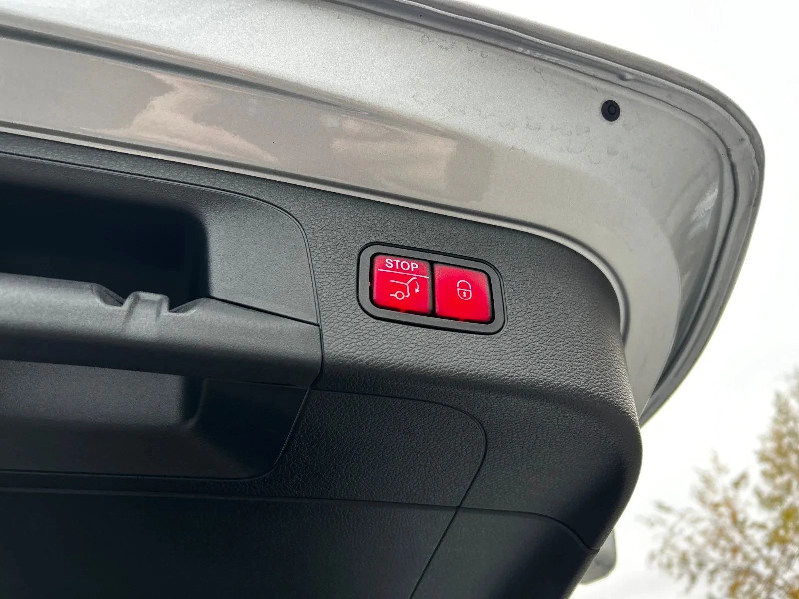 Mercedes-Benz-EQC-image-23