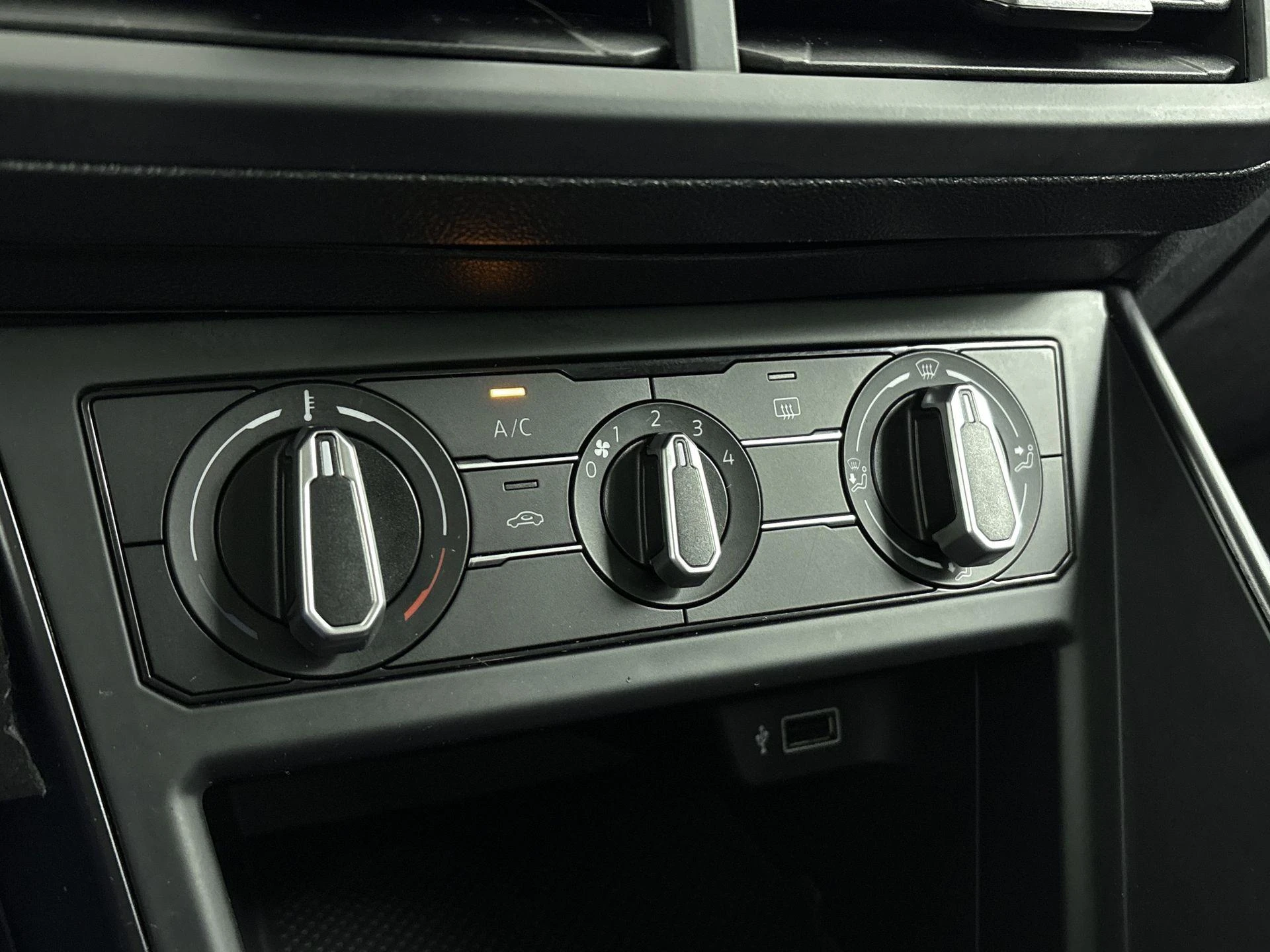 Volkswagen-Polo-image-12