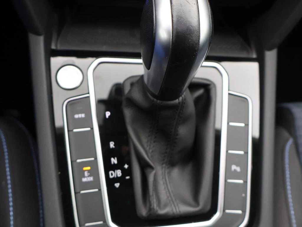 Volkswagen-Passat-image-23